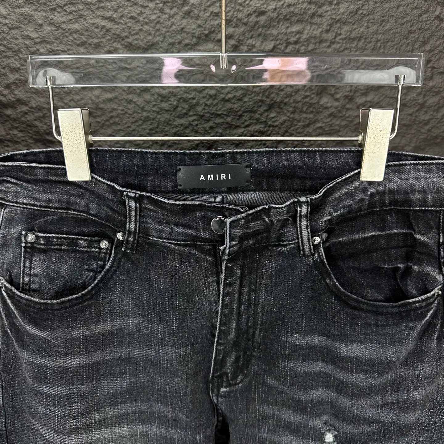 P240 Amiri 2025 new ripped black patch couples style washed stretch jeans 🔥High version🔥High version🔥 Top ceiling quality Styles with different washed textures are very friendly to people with thin legs and thick legs. The straight version is very flattering to the leg shape. Moderate length that never goes out of style, easy to match with casually, basic styling for various styles, a must-have in the wardrobe! The fabric is stiff but also makes the upper body soft without losing texture. The washing process is even more perfect. It is a must-have item for everyone! ! ! Washed wheat, hang tag, pants label, three complete labels, color: black, size: 28, 30, 32, 34 (four sizes)
