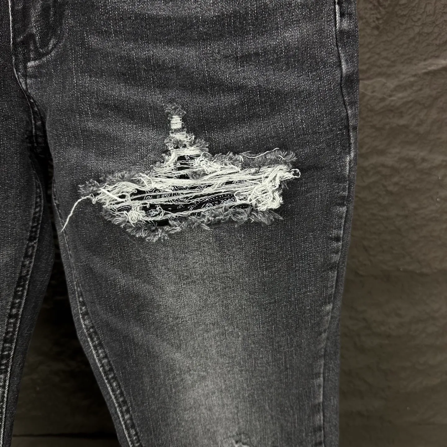 P240 Amiri 2025 new ripped black patch couples style washed stretch jeans 🔥High version🔥High version🔥 Top ceiling quality Styles with different washed textures are very friendly to people with thin legs and thick legs. The straight version is very flattering to the leg shape. Moderate length that never goes out of style, easy to match with casually, basic styling for various styles, a must-have in the wardrobe! The fabric is stiff but also makes the upper body soft without losing texture. The washing process is even more perfect. It is a must-have item for everyone! ! ! Washed wheat, hang tag, pants label, three complete labels, color: black, size: 28, 30, 32, 34 (four sizes)