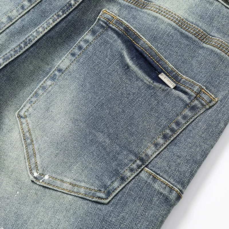 #N27 P246💰 (Top version) AMIRI hot high street jeans slim fit stretch washed knife cut trousers for men AMIRI amiri is transliterated as Emil, which is the name of the founder. Mike Amiri, the founder of amiri, grew up in Los Angeles, USA. He was influenced by local street culture and Punk Rock since childhood, so he founded the amiri brand named after himself. A variety of trendy brand clothing meets the needs of different trendy players. Amiri clothing has novel and unique styles and is a well-known street brand in the United States. The styles and styles of many clothes are loved by many street photographers. The various clothing styles meet the dressing needs of different people, show their unique temperament, and show the trend of dressing. amiri's jeans are relatively famous. Not only do they have many styles, but the quality of the jeans is also very good. Many celebrities have also worn amiri brand jeans. Color: Picture color Size: 28, 30, 32, 34, 36 28 30 32 34 36 Waist 71 76 81 86 91 Qianlang 26.5 27.5 28.5 29.5 30.5 Hou Lang 37 38 39 40 41 Foot 14 14.8 15.6 16.4 17.2 Foreign Minister 100 102 104 106 107