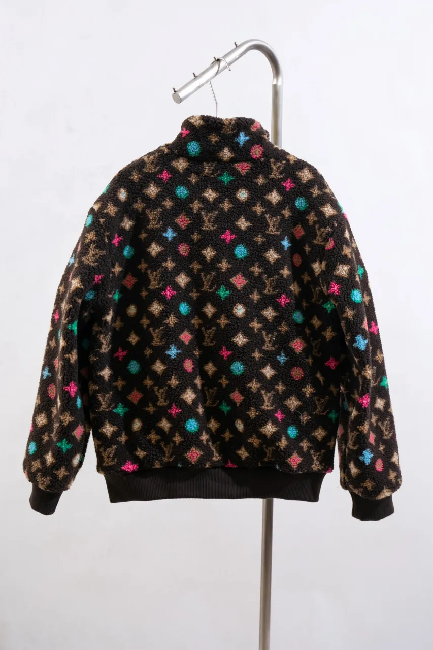 Size Chart LV 24ss New Cashmere Tunic Jacket Process Description: , Monogram flowers are integrated into Damier Buffalo plaid, the zipper front is equipped with a brand-engraved zipper puller, metal zipper placket, ribbed cuffs and hem, knitted lining increases comfort, casual style, not picky, same style for men and women!