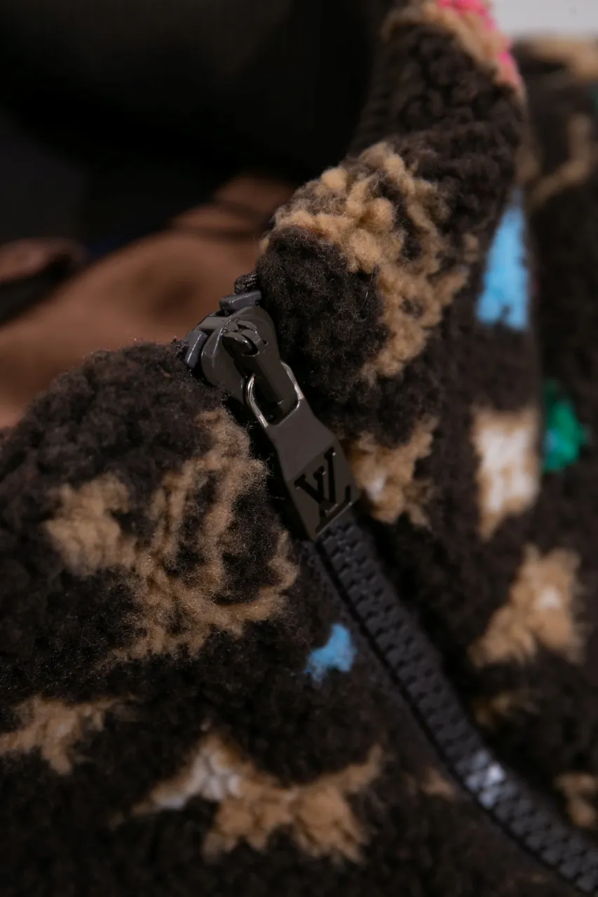 Size Chart LV 24ss New Cashmere Tunic Jacket Process Description: , Monogram flowers are integrated into Damier Buffalo plaid, the zipper front is equipped with a brand-engraved zipper puller, metal zipper placket, ribbed cuffs and hem, knitted lining increases comfort, casual style, not picky, same style for men and women!