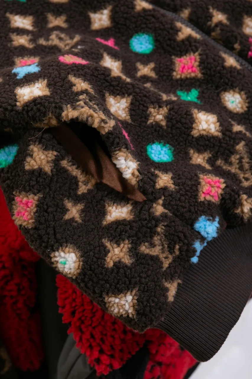 Size Chart LV 24ss New Cashmere Tunic Jacket Process Description: , Monogram flowers are integrated into Damier Buffalo plaid, the zipper front is equipped with a brand-engraved zipper puller, metal zipper placket, ribbed cuffs and hem, knitted lining increases comfort, casual style, not picky, same style for men and women!