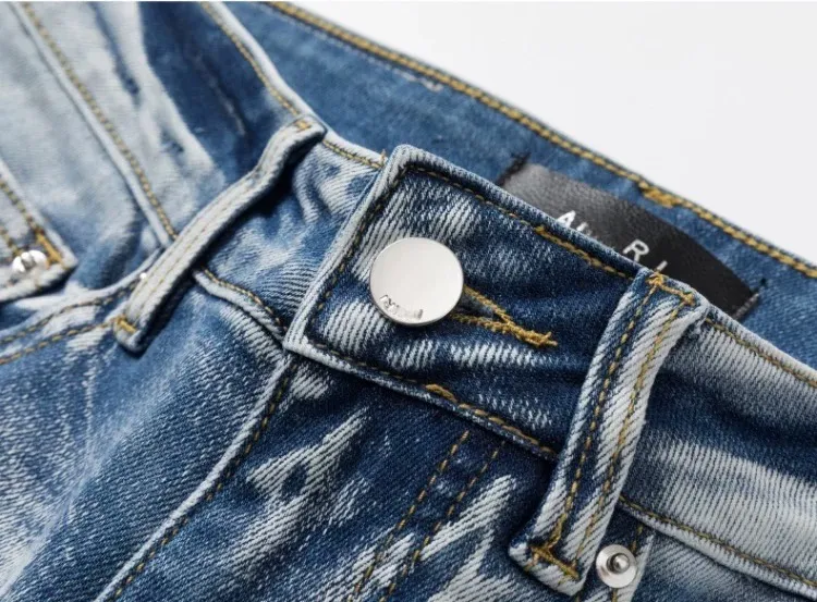 #N06 P246💰 (Extreme Version) AMIRI High Street Jeans Slim Fit Stretch Washed Knife Hole Trousers Men's Fashion AMIRI amiri is transliterated as Emil, which is the name of the founder. Mike Amiri, the founder of amiri, grew up in Los Angeles, USA. He was influenced by local street culture and Punk Rock since childhood, so he founded the amiri brand named after himself. A variety of trendy clothing meets the needs of different fashion players. Amiri clothing has novel and unique styles and is a well-known street brand in the United States. The styles and styles of many clothes are loved by many street photographers. The various clothing styles meet the dressing needs of different people, show their unique temperament, and show the trend of dressing. amiri's jeans are relatively famous. Not only do they have many styles, but the quality of the jeans is also very good. Many celebrities have also worn amiri brand jeans. Color: Picture color Size: 28, 30, 32, 34, 36 28 30 32 34 36 Waist 71 76 81 86 91 Qianlang 26.5 27.5 28.5 29.5 30.5 Hou Lang 37 38 39 40 41 Foot 14 14.8 15.6 16.4 17.2 Foreign Minister 100 102 104 106 107