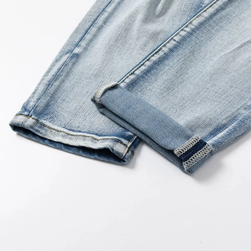 #N06 P246💰 (Extreme Version) AMIRI High Street Jeans Slim Fit Stretch Washed Knife Hole Trousers Men's Fashion AMIRI amiri is transliterated as Emil, which is the name of the founder. Mike Amiri, the founder of amiri, grew up in Los Angeles, USA. He was influenced by local street culture and Punk Rock since childhood, so he founded the amiri brand named after himself. A variety of trendy clothing meets the needs of different fashion players. Amiri clothing has novel and unique styles and is a well-known street brand in the United States. The styles and styles of many clothes are loved by many street photographers. The various clothing styles meet the dressing needs of different people, show their unique temperament, and show the trend of dressing. amiri's jeans are relatively famous. Not only do they have many styles, but the quality of the jeans is also very good. Many celebrities have also worn amiri brand jeans. Color: Picture color Size: 28, 30, 32, 34, 36 28 30 32 34 36 Waist 71 76 81 86 91 Qianlang 26.5 27.5 28.5 29.5 30.5 Hou Lang 37 38 39 40 41 Foot 14 14.8 15.6 16.4 17.2 Foreign Minister 100 102 104 106 107