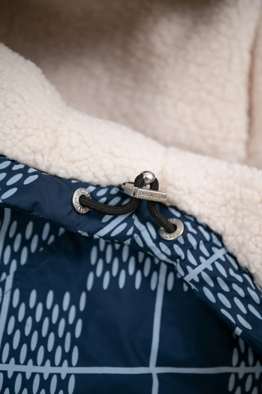 Size Chart More Details The new LV 24ss windproof jacket uses winter touches to interpret a double-sided modern design, making it fearless of the cold wind and rain in mid-season. The outer layer of technical fabric is made of Damier Argyle rhombus with Marque L.Vuitton Déposée logo. When turned over, the soft texture of suede is revealed, and the handwritten Louis Vuitton logo is embroidered on the chest. Number of yards: 46.48.50.52.