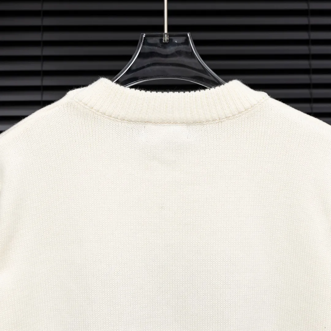 P290 Style: AMIRI high-density embroidered long-sleeved sweater Size: S-XXL Fabric: Wool blend Accessories: Full set of customized original accessories No gender distinction, same style for men and women