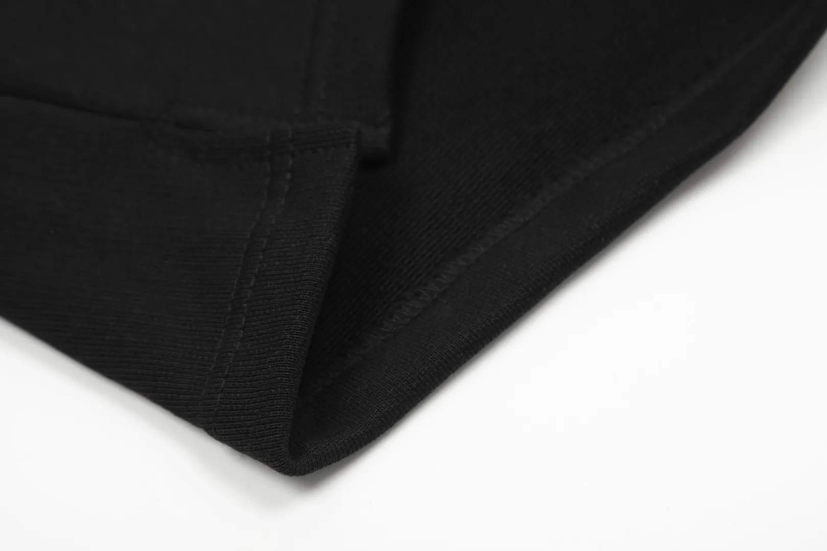 AMI/Amy Macaron Love Embroidery Classic Shorts Put aside all the messy words and let’s go directly to the product parameters: ✅480g high-gram weight customized rough feel fabric ✅Correct workmanship. Every detail is 100% restored to the official website. ✅The thread is made of 500g high-gram heavyweight pure cotton thread. Custom-woven and dyed in the same color in the same vat. There is no color difference with the fabric. Machine washable and washed, not easy to deform. ✅No comparison and no harm. Different from market currency. Correct workmanship details. High-quality pure cotton fabric ✅The webbing is made of custom-dyed high-density and high-thickness webbing. Comparing with the official website. ✅The only correct embroidery of the same material on the market. Differentiating the fakes on the market at a glance. ✅The version follows the official website. It is loose and slim and can be worn up to 210 pounds. There is no pressure for global shopping. Size: S-XL Color: Black Khaki Light Blue Rose Pink Light Green