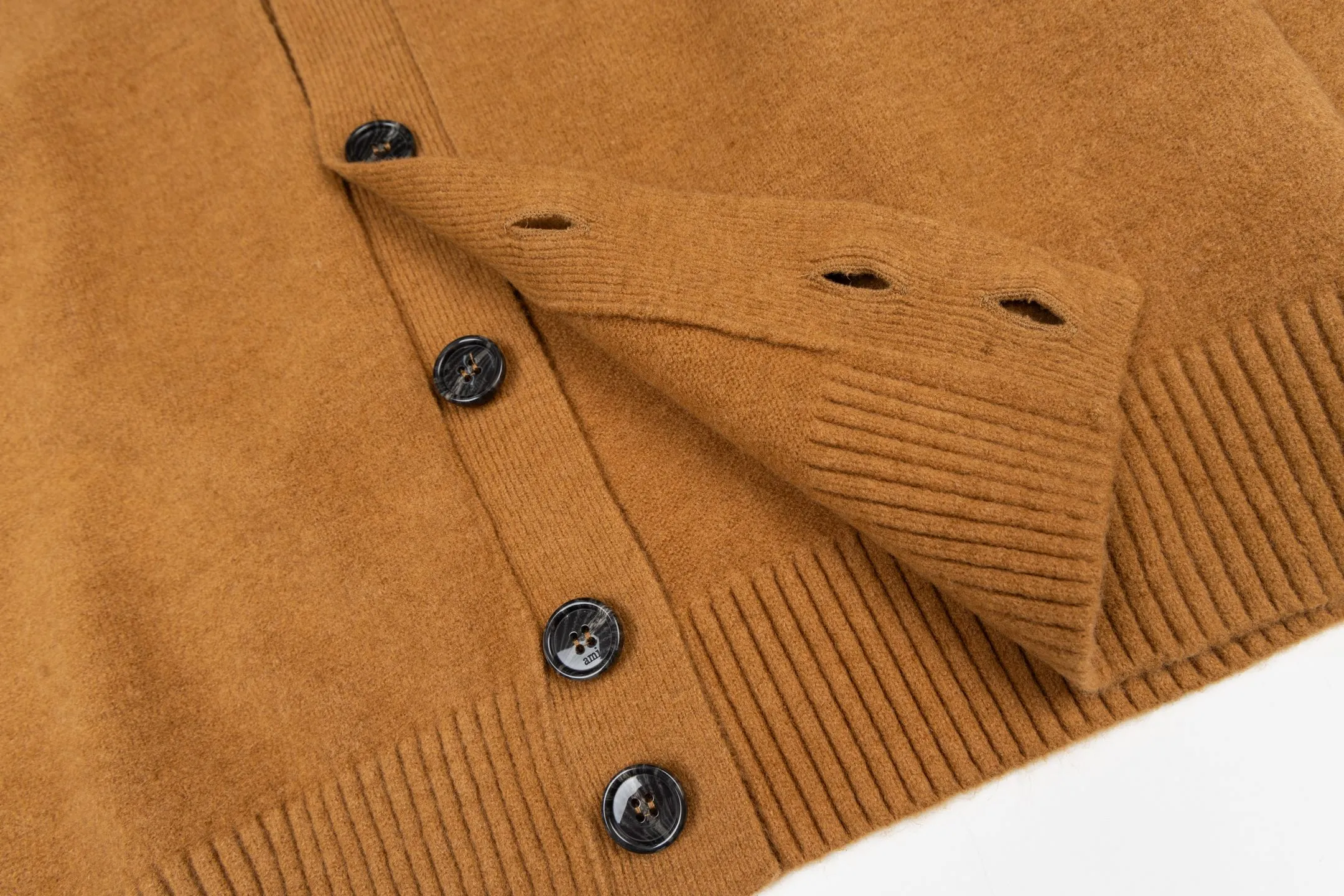 🅿️560 [Exclusive supply] Ami love jacquard knitted cardigan (brown) The original version was purchased for 2,693 and developed. The fabric is made of alpaca wool to maintain a stable pattern. The stitching is even and firm, and the details are meticulously handled, reflecting the brand's strict control over quality. The overall design is simple and elegant, suitable for various occasions. Whether it is business or leisure, it can show an elegant and decent style. The overall wiring is straight and delicate, the fabric is comfortable and soft, and the color is consistent without color difference. It can be matched with the same style to create a fashionable look, and can be used in various occasions. Customized accessories, complete with three standards, the same style for men and women. Size:S-M-L-XL