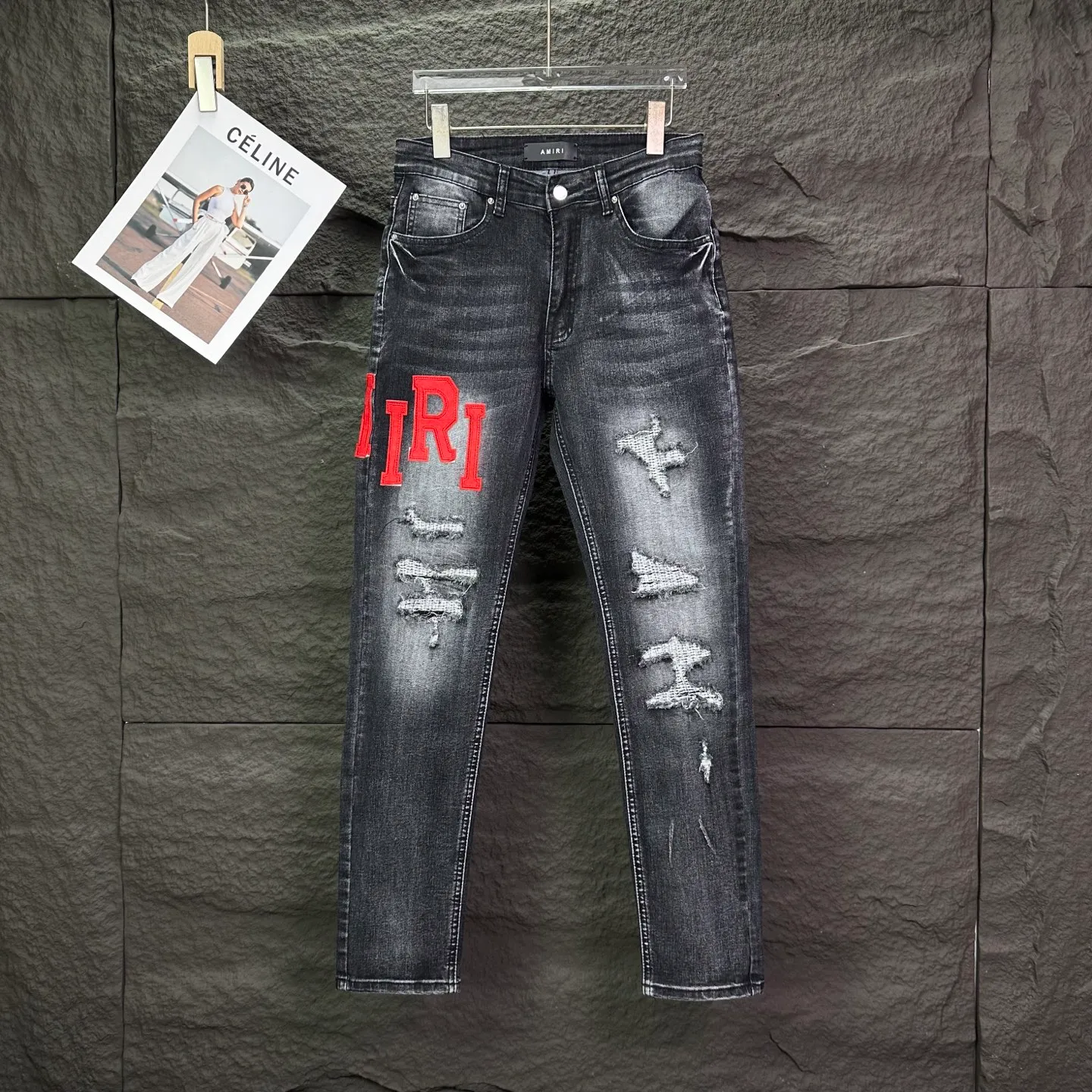P240 Amiri 2025 new frayed red leather embroidered letters couple style washed stretch jeans 🔥High version🔥High version🔥Top ceiling quality Styles with different washed textures are very friendly to people with thin legs and thick legs. The straight and loose version is very flattering to the leg shape. Moderate length that never goes out of style, easy to match with casually, basic styling for various styles, a must-have in the wardrobe! The fabric is stiff but also makes the upper body soft without losing texture. The washing process is even more perfect. It is a must-have item for everyone! ! ! Washed wheat, tag, pants label, three complete labels Color: washed black Size: 28, 30, 32, 34 (four sizes)