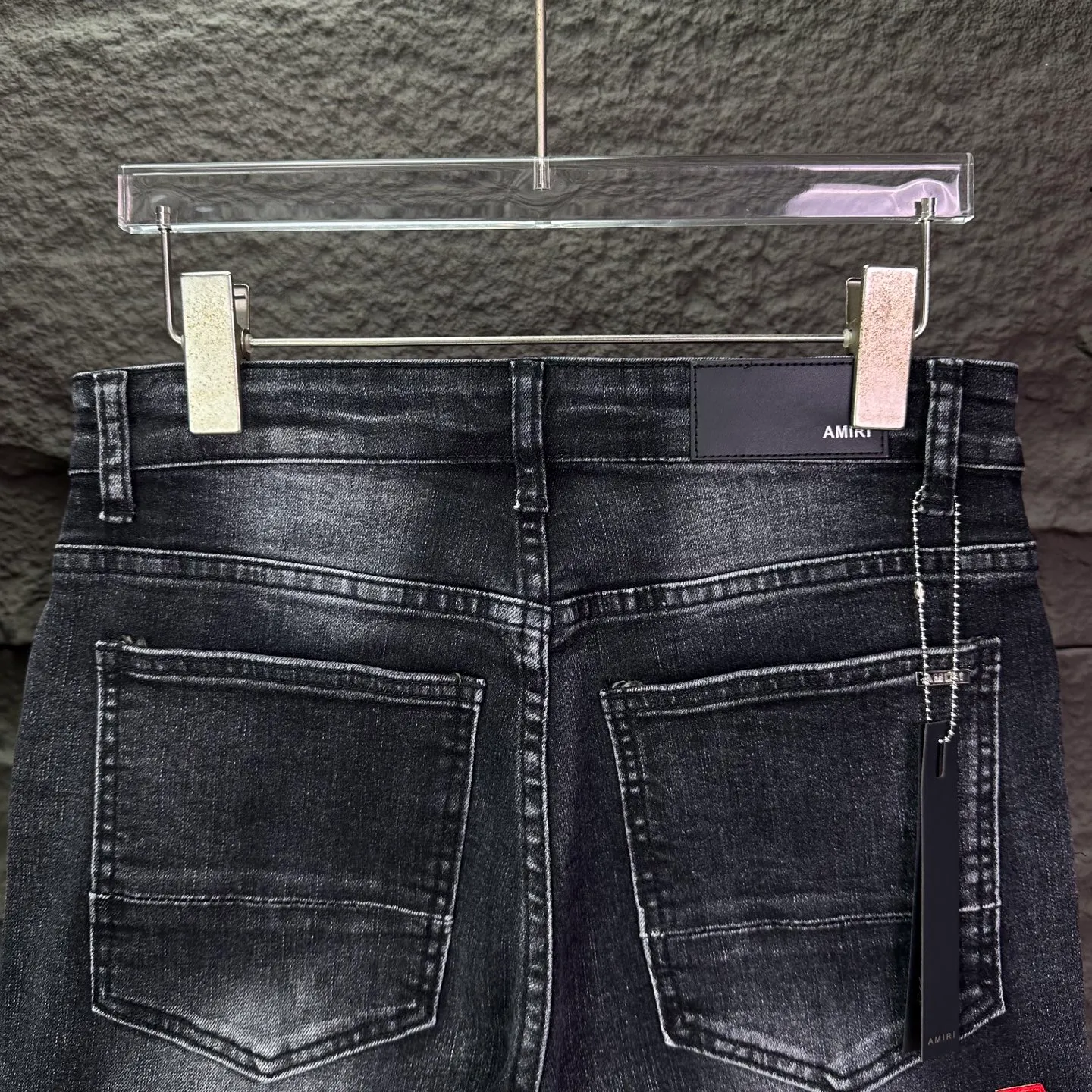 P240 Amiri 2025 new frayed red leather embroidered letters couple style washed stretch jeans 🔥High version🔥High version🔥Top ceiling quality Styles with different washed textures are very friendly to people with thin legs and thick legs. The straight and loose version is very flattering to the leg shape. Moderate length that never goes out of style, easy to match with casually, basic styling for various styles, a must-have in the wardrobe! The fabric is stiff but also makes the upper body soft without losing texture. The washing process is even more perfect. It is a must-have item for everyone! ! ! Washed wheat, tag, pants label, three complete labels Color: washed black Size: 28, 30, 32, 34 (four sizes)