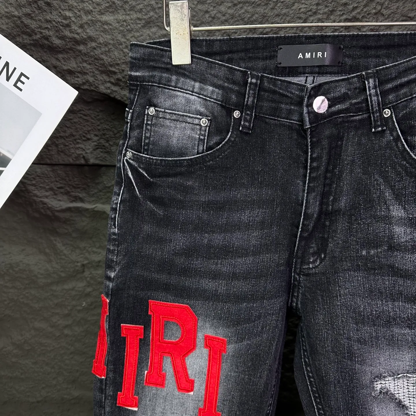 P240 Amiri 2025 new frayed red leather embroidered letters couple style washed stretch jeans 🔥High version🔥High version🔥Top ceiling quality Styles with different washed textures are very friendly to people with thin legs and thick legs. The straight and loose version is very flattering to the leg shape. Moderate length that never goes out of style, easy to match with casually, basic styling for various styles, a must-have in the wardrobe! The fabric is stiff but also makes the upper body soft without losing texture. The washing process is even more perfect. It is a must-have item for everyone! ! ! Washed wheat, tag, pants label, three complete labels Color: washed black Size: 28, 30, 32, 34 (four sizes)