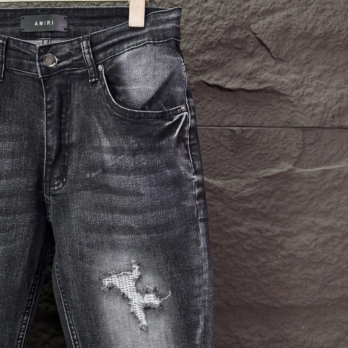 P240 Amiri 2025 new frayed red leather embroidered letters couple style washed stretch jeans 🔥High version🔥High version🔥Top ceiling quality Styles with different washed textures are very friendly to people with thin legs and thick legs. The straight and loose version is very flattering to the leg shape. Moderate length that never goes out of style, easy to match with casually, basic styling for various styles, a must-have in the wardrobe! The fabric is stiff but also makes the upper body soft without losing texture. The washing process is even more perfect. It is a must-have item for everyone! ! ! Washed wheat, tag, pants label, three complete labels Color: washed black Size: 28, 30, 32, 34 (four sizes)