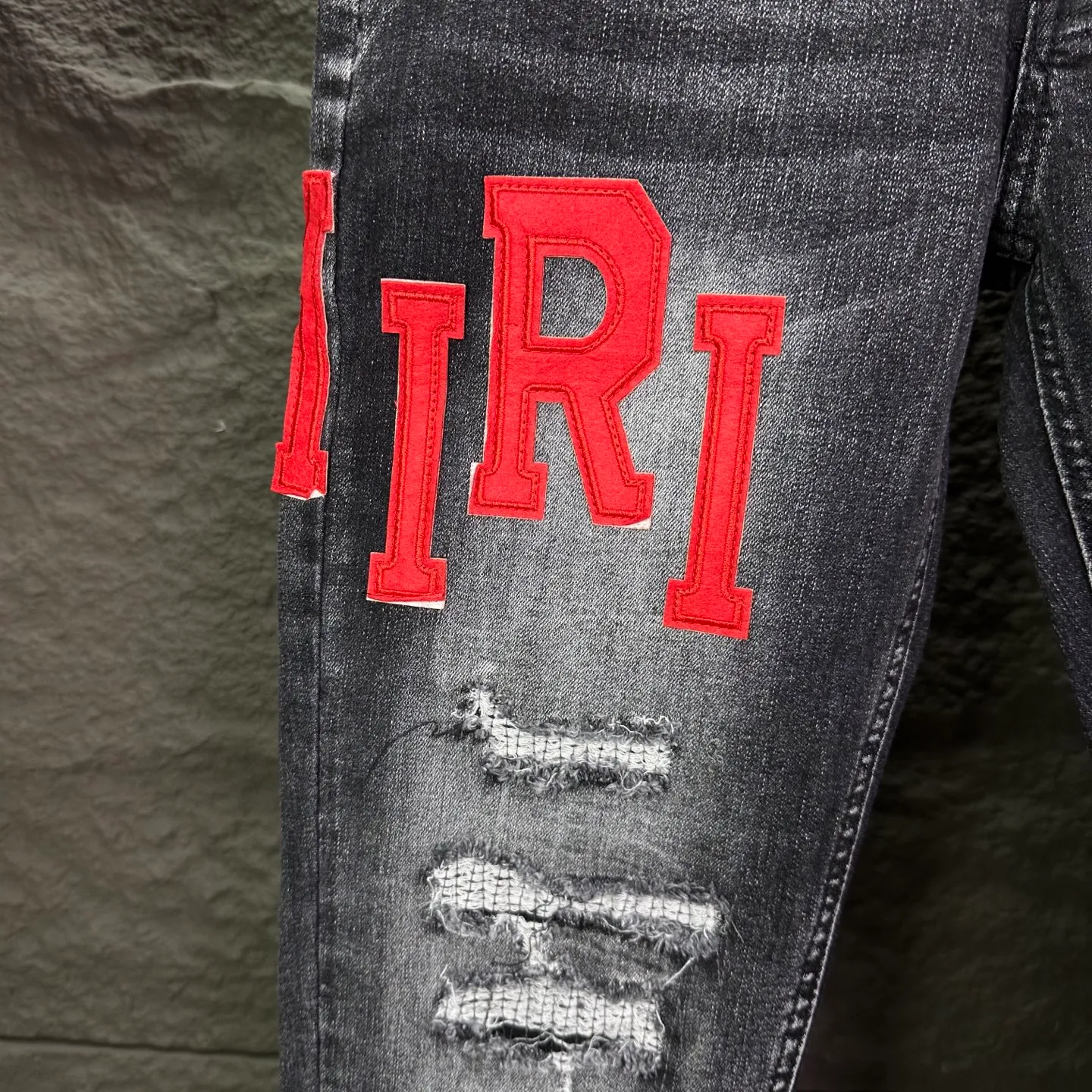 P240 Amiri 2025 new frayed red leather embroidered letters couple style washed stretch jeans 🔥High version🔥High version🔥Top ceiling quality Styles with different washed textures are very friendly to people with thin legs and thick legs. The straight and loose version is very flattering to the leg shape. Moderate length that never goes out of style, easy to match with casually, basic styling for various styles, a must-have in the wardrobe! The fabric is stiff but also makes the upper body soft without losing texture. The washing process is even more perfect. It is a must-have item for everyone! ! ! Washed wheat, tag, pants label, three complete labels Color: washed black Size: 28, 30, 32, 34 (four sizes)
