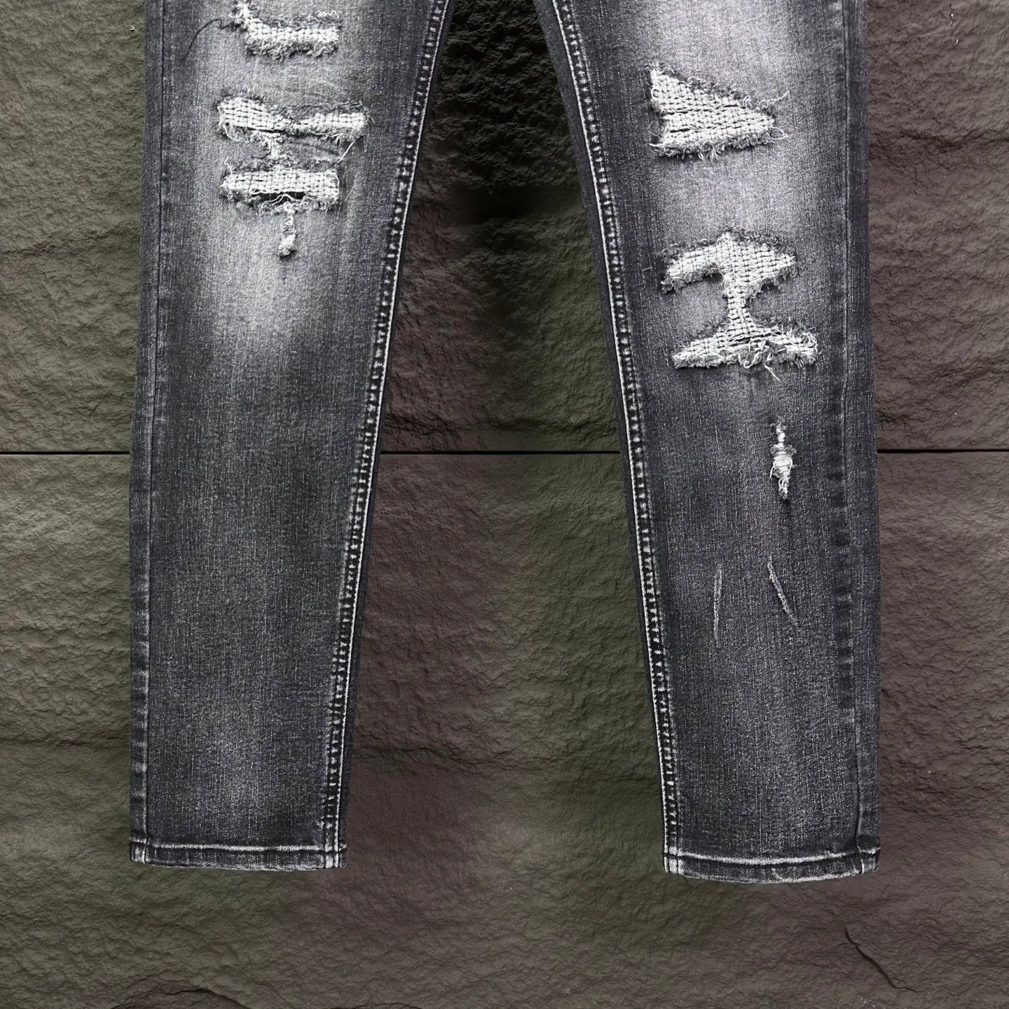 P240 Amiri 2025 new frayed red leather embroidered letters couple style washed stretch jeans 🔥High version🔥High version🔥Top ceiling quality Styles with different washed textures are very friendly to people with thin legs and thick legs. The straight and loose version is very flattering to the leg shape. Moderate length that never goes out of style, easy to match with casually, basic styling for various styles, a must-have in the wardrobe! The fabric is stiff but also makes the upper body soft without losing texture. The washing process is even more perfect. It is a must-have item for everyone! ! ! Washed wheat, tag, pants label, three complete labels Color: washed black Size: 28, 30, 32, 34 (four sizes)