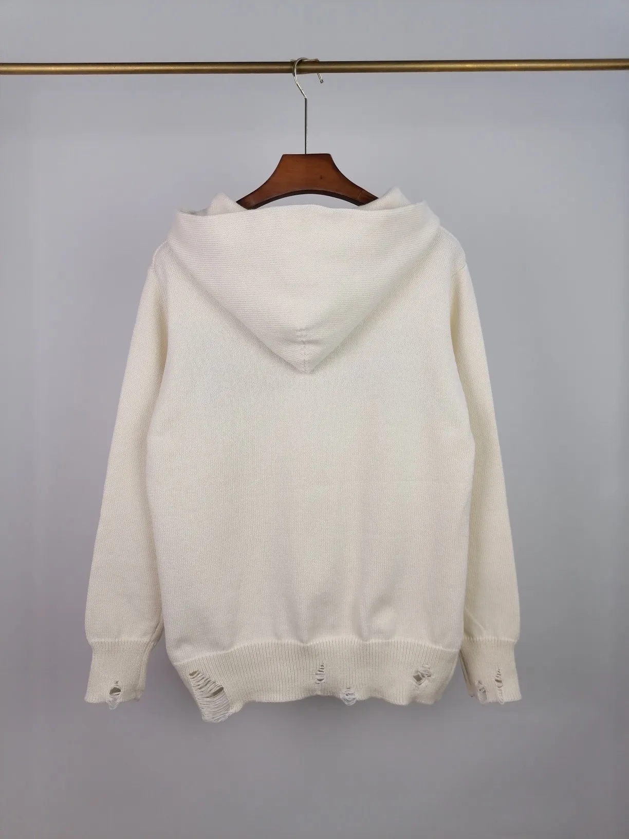 P270 🎉 AMIRI new letter logo jacquard, tassels destroyed holes European and American style (hooded style) sweater, color: pearl white, black size: S M L XL XXL