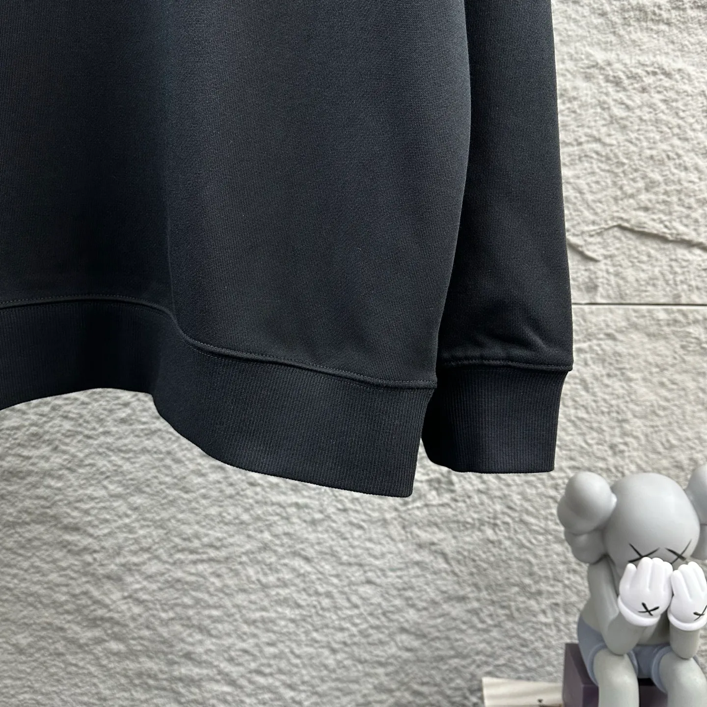 P220 Amiri* 2025 early autumn and winter new long-sleeved sweatshirt, classic letter silicone technology + three-dimensional flocking, custom terry fabric, round neck pullover, same style for men and women Color: black white Size: S (90-130 catties) M (120-150 catties) L (140-165 catties) XL (160-180 catties) XXL (180-210 pounds)