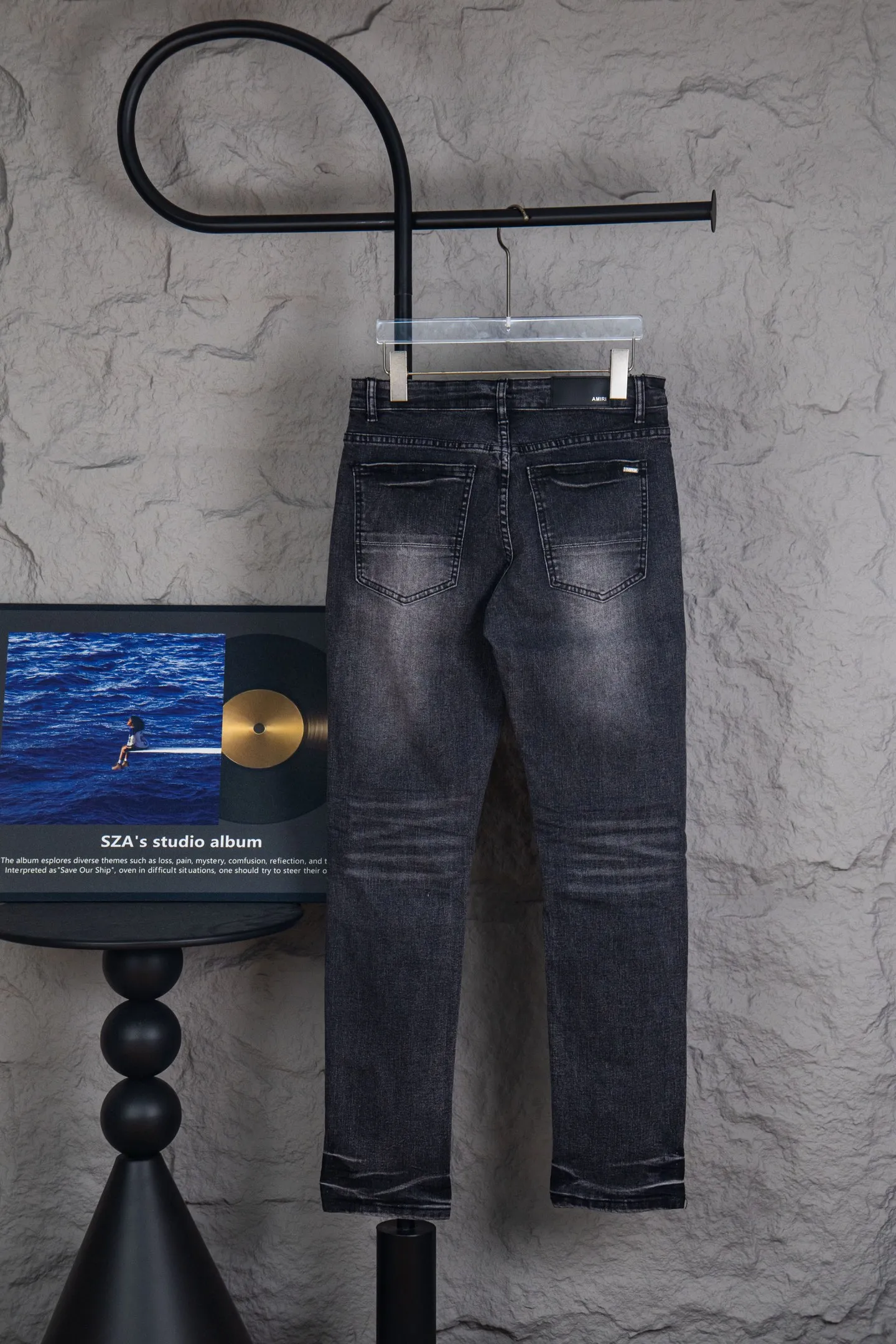 P230 Heavyweight Amiri ripped patch jeans high street slim jeans distressed ripped high street slim jeans trousers - top quality - Introduction: amiri is transliterated as Emil, which is the name of the founder. Mike Amiri, the founder of amiri, grew up in Los Angeles, USA. He was influenced by local street culture and Punk Rock since childhood, so he founded the amiri brand named after himself. A variety of trendy clothing meets the needs of different fashion players. Amiri clothing has novel and unique styles and is a well-known street brand in the United States. The styles and styles of many clothes are loved by many street photographers. The various clothing styles meet the dressing needs of different people, show their unique temperament, and show the trend of dressing. amiri's jeans are relatively famous. Not only do they have many styles, but the quality of the jeans is also very good. Many celebrities have also worn amiri brand jeans.  The jeans of the amiri brand break through the production process and cutting of the original jeans. The fabrics are relatively soft and comfortable, and are not as hard as some jeans, which can irritate the skin and cause the skin to bleed when worn. Los Angeles trendy brand Amiri's jeans are made with great detail from tailoring to texture, adding wrinkles, bullet holes, damage and other details to add to the trendiness of the jeans. You can choose the style that suits you according to your own needs. Only when you wear a suitable style can you have a certain sense of fashion.  In recent years, high street has become a word that appears more and more frequently in men's clothing. High street style has also become an important direction for everyone's matching. High street related items basically cannot avoid oversize or drop-shoulder tops. The lower body is matched with trackpants or tight-fitting denim. In my opinion, the most representative one is perhaps denim. What I bring to you today is the denim worn by many Internet celebrities in Xiaohongshu. It is operated by a Ningbo washing factory. Front and back. The trousers legs have cat whiskers to play with and fade. Full of high-end sense. Knee part damage design with leather patchwork design. Already used as facade design. Leather waist nameplate. Customized crotch placket hardware. Engraving mold opening. The focus of this style is not on washing, but on the shape and version of the damage. The secret lies in the craftsmanship of the master. Later, the cost of fraying, horse cutting, knife cutting, etc. These hand-made products are far beyond comparison with assembly line products. Size S-XL