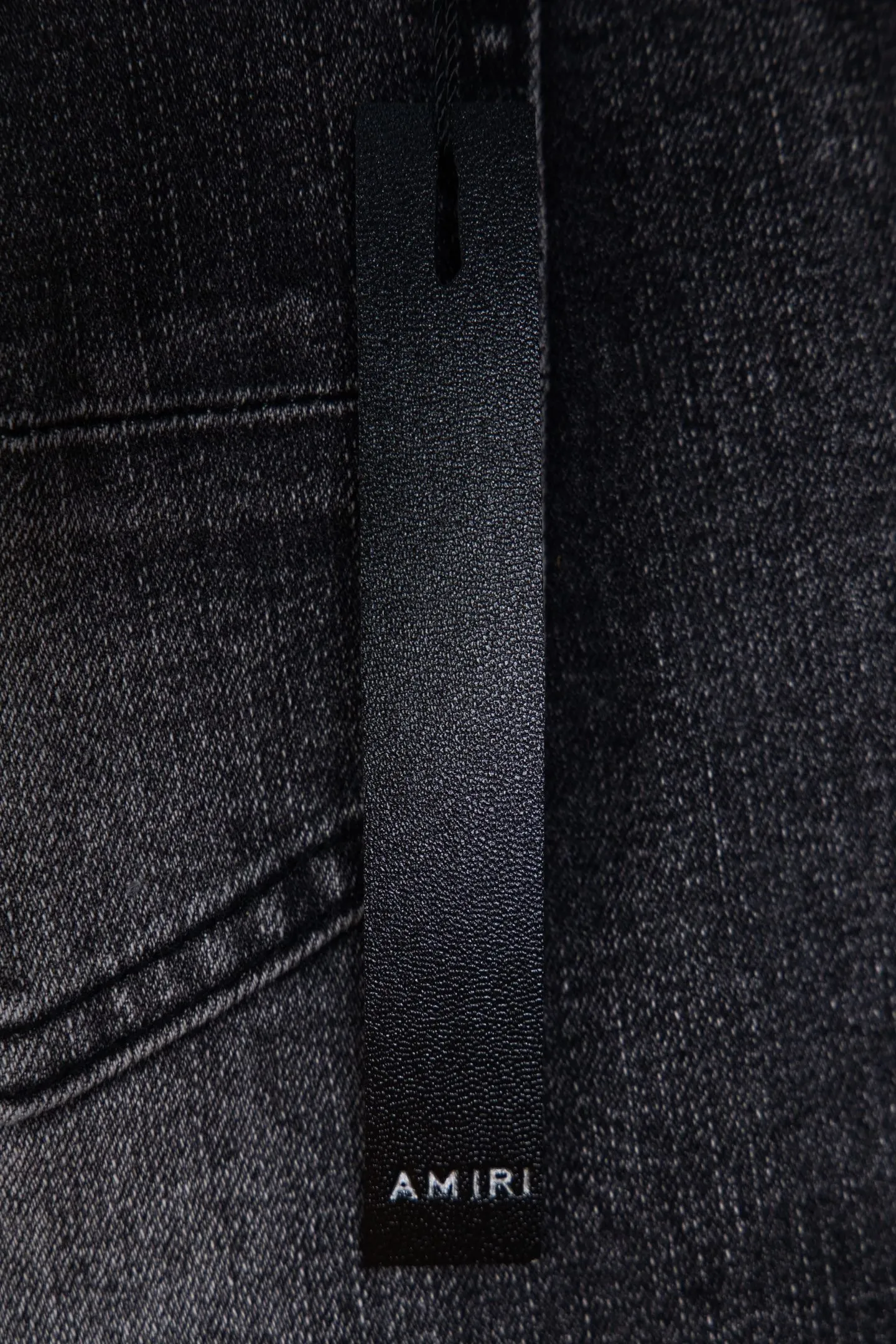 P230 Heavyweight Amiri ripped patch jeans high street slim jeans distressed ripped high street slim jeans trousers - top quality - Introduction: amiri is transliterated as Emil, which is the name of the founder. Mike Amiri, the founder of amiri, grew up in Los Angeles, USA. He was influenced by local street culture and Punk Rock since childhood, so he founded the amiri brand named after himself. A variety of trendy clothing meets the needs of different fashion players. Amiri clothing has novel and unique styles and is a well-known street brand in the United States. The styles and styles of many clothes are loved by many street photographers. The various clothing styles meet the dressing needs of different people, show their unique temperament, and show the trend of dressing. amiri's jeans are relatively famous. Not only do they have many styles, but the quality of the jeans is also very good. Many celebrities have also worn amiri brand jeans.  The jeans of the amiri brand break through the production process and cutting of the original jeans. The fabrics are relatively soft and comfortable, and are not as hard as some jeans, which can irritate the skin and cause the skin to bleed when worn. Los Angeles trendy brand Amiri's jeans are made with great detail from tailoring to texture, adding wrinkles, bullet holes, damage and other details to add to the trendiness of the jeans. You can choose the style that suits you according to your own needs. Only when you wear a suitable style can you have a certain sense of fashion.  In recent years, high street has become a word that appears more and more frequently in men's clothing. High street style has also become an important direction for everyone's matching. High street related items basically cannot avoid oversize or drop-shoulder tops. The lower body is matched with trackpants or tight-fitting denim. In my opinion, the most representative one is perhaps denim. What I bring to you today is the denim worn by many Internet celebrities in Xiaohongshu. It is operated by a Ningbo washing factory. Front and back. The trousers legs have cat whiskers to play with and fade. Full of high-end sense. Knee part damage design with leather patchwork design. Already used as facade design. Leather waist nameplate. Customized crotch placket hardware. Engraving mold opening. The focus of this style is not on washing, but on the shape and version of the damage. The secret lies in the craftsmanship of the master. Later, the cost of fraying, horse cutting, knife cutting, etc. These hand-made products are far beyond comparison with assembly line products. Size S-XL