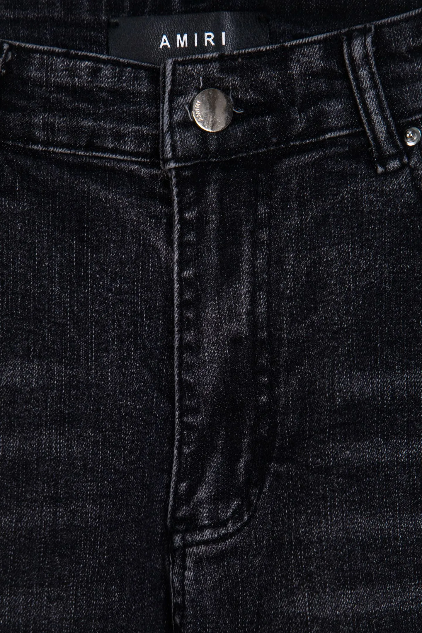 P230 Heavyweight Amiri ripped patch jeans high street slim jeans distressed ripped high street slim jeans trousers - top quality - Introduction: amiri is transliterated as Emil, which is the name of the founder. Mike Amiri, the founder of amiri, grew up in Los Angeles, USA. He was influenced by local street culture and Punk Rock since childhood, so he founded the amiri brand named after himself. A variety of trendy clothing meets the needs of different fashion players. Amiri clothing has novel and unique styles and is a well-known street brand in the United States. The styles and styles of many clothes are loved by many street photographers. The various clothing styles meet the dressing needs of different people, show their unique temperament, and show the trend of dressing. amiri's jeans are relatively famous. Not only do they have many styles, but the quality of the jeans is also very good. Many celebrities have also worn amiri brand jeans.  The jeans of the amiri brand break through the production process and cutting of the original jeans. The fabrics are relatively soft and comfortable, and are not as hard as some jeans, which can irritate the skin and cause the skin to bleed when worn. Los Angeles trendy brand Amiri's jeans are made with great detail from tailoring to texture, adding wrinkles, bullet holes, damage and other details to add to the trendiness of the jeans. You can choose the style that suits you according to your own needs. Only when you wear a suitable style can you have a certain sense of fashion.  In recent years, high street has become a word that appears more and more frequently in men's clothing. High street style has also become an important direction for everyone's matching. High street related items basically cannot avoid oversize or drop-shoulder tops. The lower body is matched with trackpants or tight-fitting denim. In my opinion, the most representative one is perhaps denim. What I bring to you today is the denim worn by many Internet celebrities in Xiaohongshu. It is operated by a Ningbo washing factory. Front and back. The trousers legs have cat whiskers to play with and fade. Full of high-end sense. Knee part damage design with leather patchwork design. Already used as facade design. Leather waist nameplate. Customized crotch placket hardware. Engraving mold opening. The focus of this style is not on washing, but on the shape and version of the damage. The secret lies in the craftsmanship of the master. Later, the cost of fraying, horse cutting, knife cutting, etc. These hand-made products are far beyond comparison with assembly line products. Size S-XL