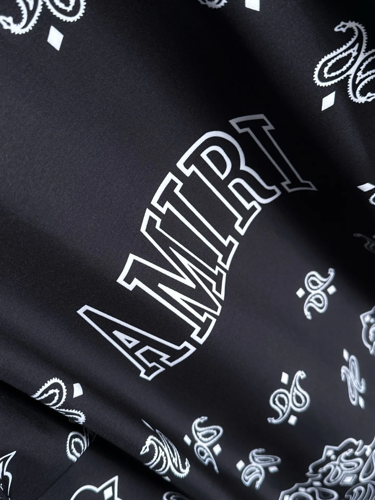 P360 AMIRI 2026 spring and summer classic LOGO design full-print suit, light and thin cotton full-body digital printing, made of high-quality polyester fiber fabric, breathable mesh lining is added to the pants, carefully crafted to a standard version, can be matched separately with clothes, versatile style for leisure time! The classic logo on the whole body is very eye-catching, showing a sense of luxury and style, becoming a classic and mainstream style that never goes out of style and is elegant! Extremely handsome, classic and heroic. Same style for men and women. Size: M-3XL (please note your height and weight when placing an order)