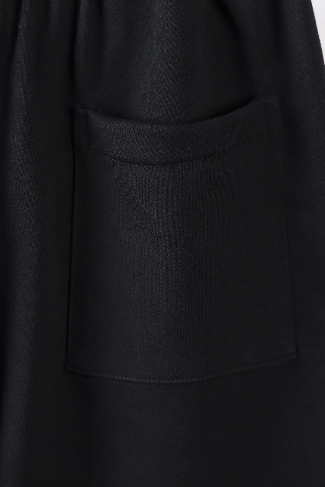 P280 AMIRI exclusively provides new trendy men’s fashionable round neck short-sleeved shorts suits, trendy and fashionable casual short-sleeved suits! It has high breathability and comfort, impeccable details, and brand element design concept, reflecting high quality. It presents a casual cut and the upper body shape is great! Material: 250g Xinjiang long-staple cotton short sleeves + 360g pure cotton terry shorts Size: S M L Due to manual measurement, there is a deviation of about 1-3CM in size.