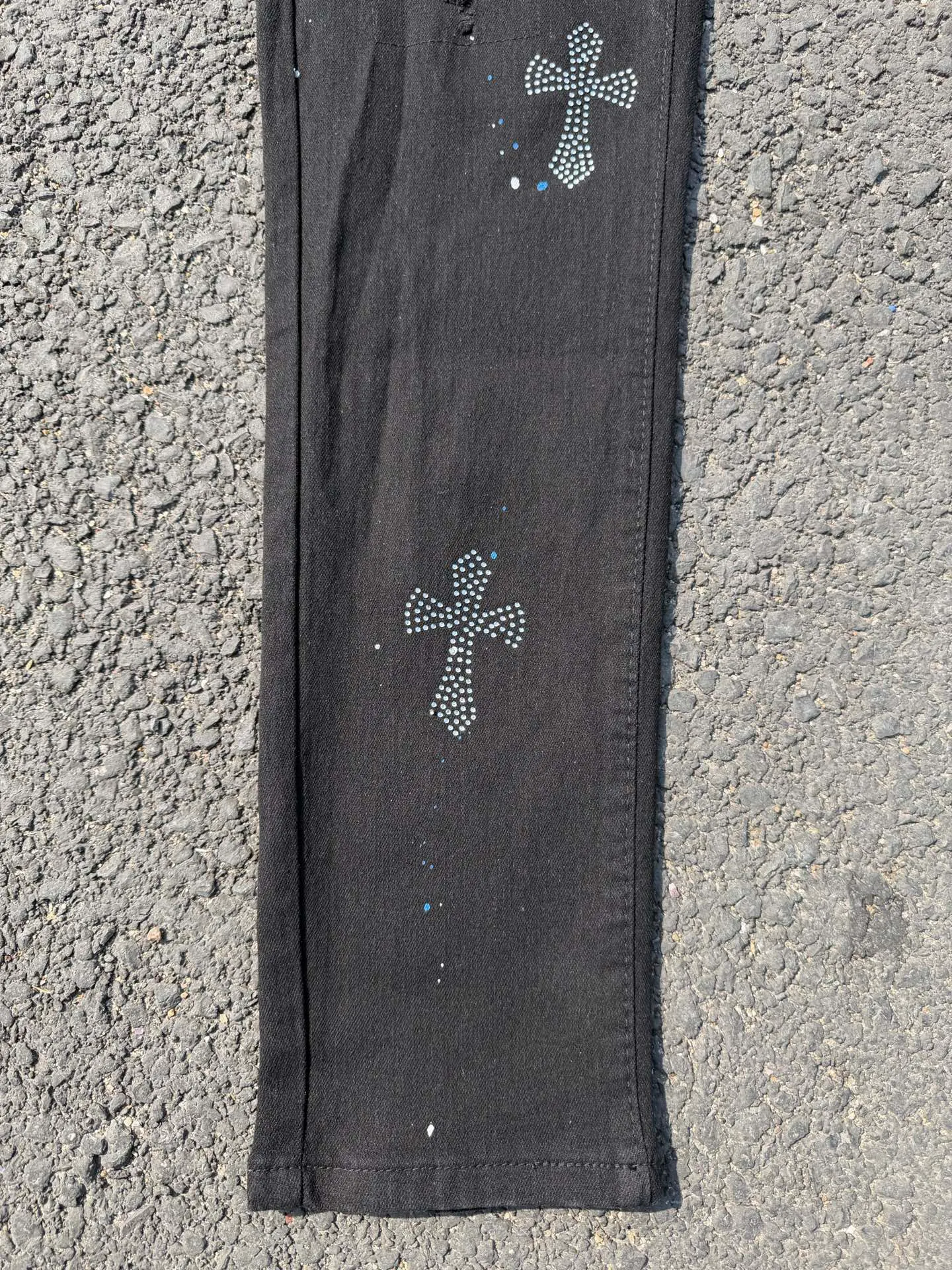 P186 💰 AMIRI popular high street jeans slim fit stretch washed knife cut trousers for men AMIRI amiri is transliterated as Emil, which is the name of the founder. Mike Amiri, the founder of amiri, grew up in Los Angeles, USA. He was influenced by local street culture and Punk Rock since he was a child, so he founded the amiri brand named after himself. A variety of trendy brand clothing meets the needs of different fashion players. Amiri clothing has novel and unique styles and is a well-known street brand in the United States. The styles and styles of many clothes are loved by many street photographers. The various clothing styles meet the dressing needs of different people, show their unique temperament, and show the trend of dressing. amiri's jeans are relatively famous. Not only do they have many styles, but the quality of the jeans is also very good. Many celebrities have also worn amiri brand jeans. Color: Picture color Size: 30, 32, 34, 36