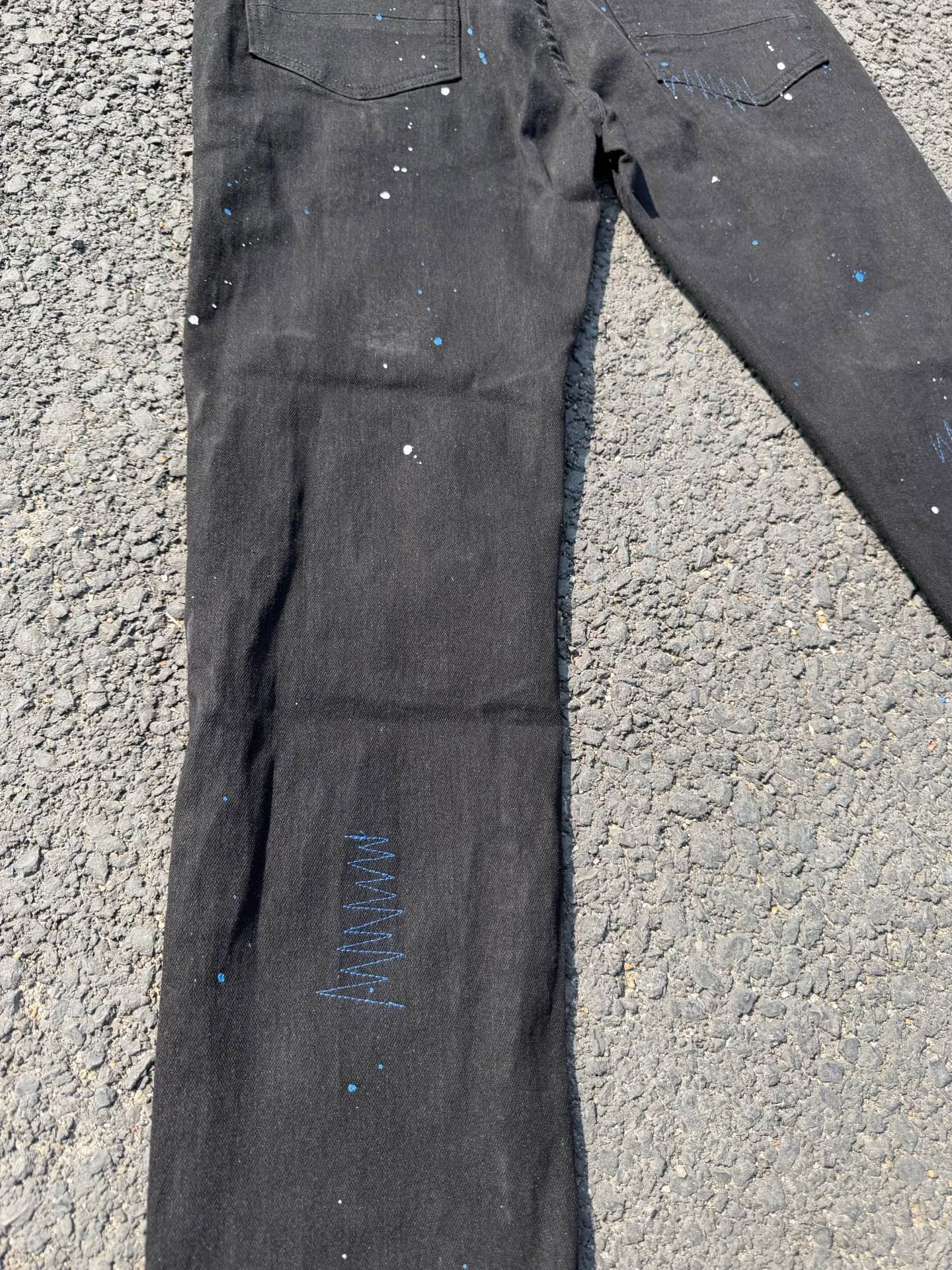 P186 💰 AMIRI popular high street jeans slim fit stretch washed knife cut trousers for men AMIRI amiri is transliterated as Emil, which is the name of the founder. Mike Amiri, the founder of amiri, grew up in Los Angeles, USA. He was influenced by local street culture and Punk Rock since he was a child, so he founded the amiri brand named after himself. A variety of trendy brand clothing meets the needs of different fashion players. Amiri clothing has novel and unique styles and is a well-known street brand in the United States. The styles and styles of many clothes are loved by many street photographers. The various clothing styles meet the dressing needs of different people, show their unique temperament, and show the trend of dressing. amiri's jeans are relatively famous. Not only do they have many styles, but the quality of the jeans is also very good. Many celebrities have also worn amiri brand jeans. Color: Picture color Size: 30, 32, 34, 36