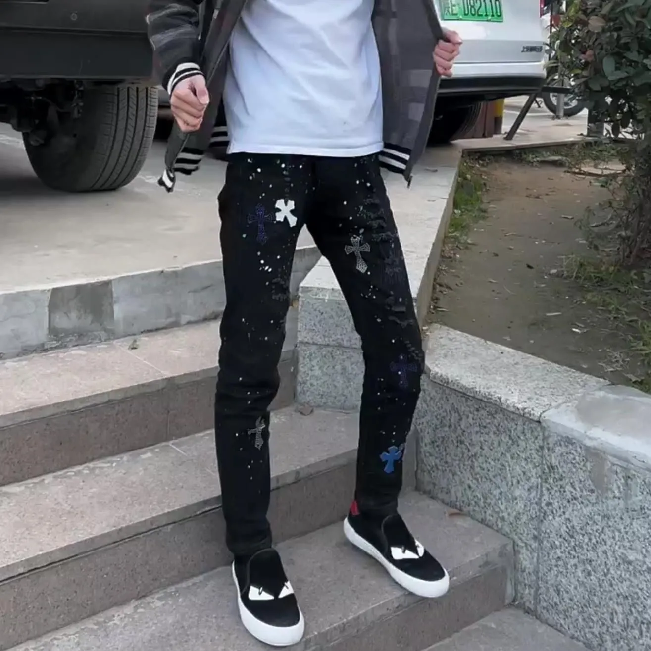 P186 💰 AMIRI popular high street jeans slim fit stretch washed knife cut trousers for men AMIRI amiri is transliterated as Emil, which is the name of the founder. Mike Amiri, the founder of amiri, grew up in Los Angeles, USA. He was influenced by local street culture and Punk Rock since he was a child, so he founded the amiri brand named after himself. A variety of trendy brand clothing meets the needs of different fashion players. Amiri clothing has novel and unique styles and is a well-known street brand in the United States. The styles and styles of many clothes are loved by many street photographers. The various clothing styles meet the dressing needs of different people, show their unique temperament, and show the trend of dressing. amiri's jeans are relatively famous. Not only do they have many styles, but the quality of the jeans is also very good. Many celebrities have also worn amiri brand jeans. Color: Picture color Size: 30, 32, 34, 36