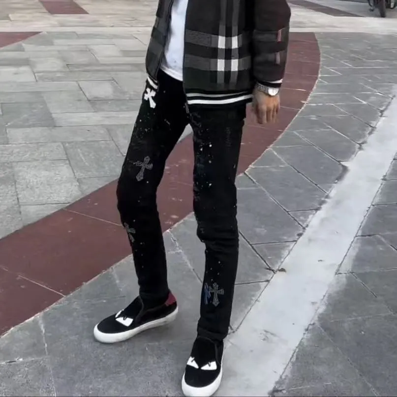 P186 💰 AMIRI popular high street jeans slim fit stretch washed knife cut trousers for men AMIRI amiri is transliterated as Emil, which is the name of the founder. Mike Amiri, the founder of amiri, grew up in Los Angeles, USA. He was influenced by local street culture and Punk Rock since he was a child, so he founded the amiri brand named after himself. A variety of trendy brand clothing meets the needs of different fashion players. Amiri clothing has novel and unique styles and is a well-known street brand in the United States. The styles and styles of many clothes are loved by many street photographers. The various clothing styles meet the dressing needs of different people, show their unique temperament, and show the trend of dressing. amiri's jeans are relatively famous. Not only do they have many styles, but the quality of the jeans is also very good. Many celebrities have also worn amiri brand jeans. Color: Picture color Size: 30, 32, 34, 36