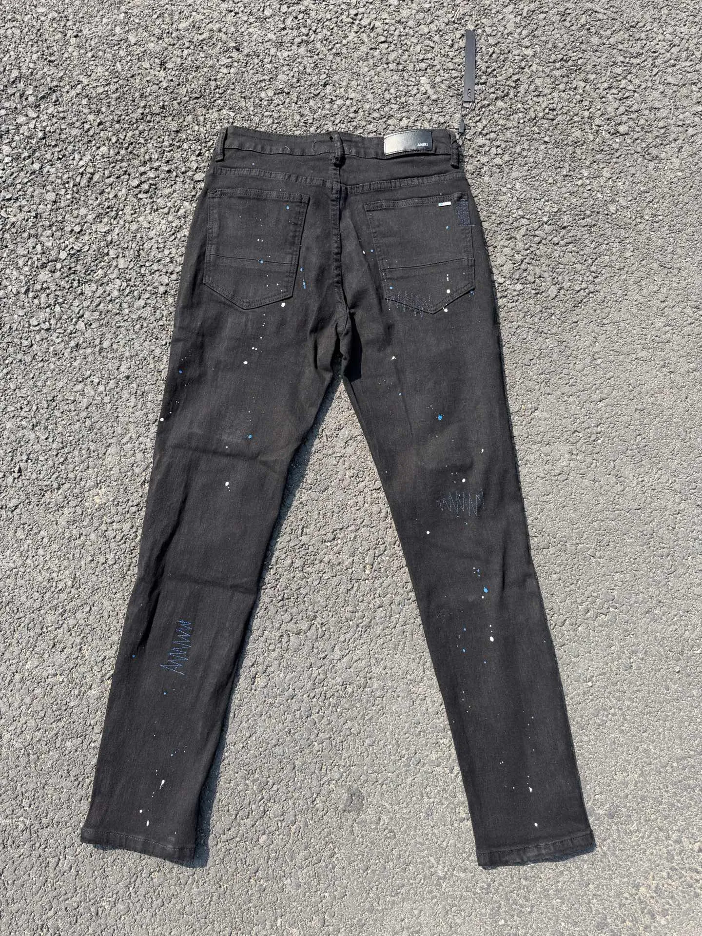 P186 💰 AMIRI popular high street jeans slim fit stretch washed knife cut trousers for men AMIRI amiri is transliterated as Emil, which is the name of the founder. Mike Amiri, the founder of amiri, grew up in Los Angeles, USA. He was influenced by local street culture and Punk Rock since he was a child, so he founded the amiri brand named after himself. A variety of trendy brand clothing meets the needs of different fashion players. Amiri clothing has novel and unique styles and is a well-known street brand in the United States. The styles and styles of many clothes are loved by many street photographers. The various clothing styles meet the dressing needs of different people, show their unique temperament, and show the trend of dressing. amiri's jeans are relatively famous. Not only do they have many styles, but the quality of the jeans is also very good. Many celebrities have also worn amiri brand jeans. Color: Picture color Size: 30, 32, 34, 36