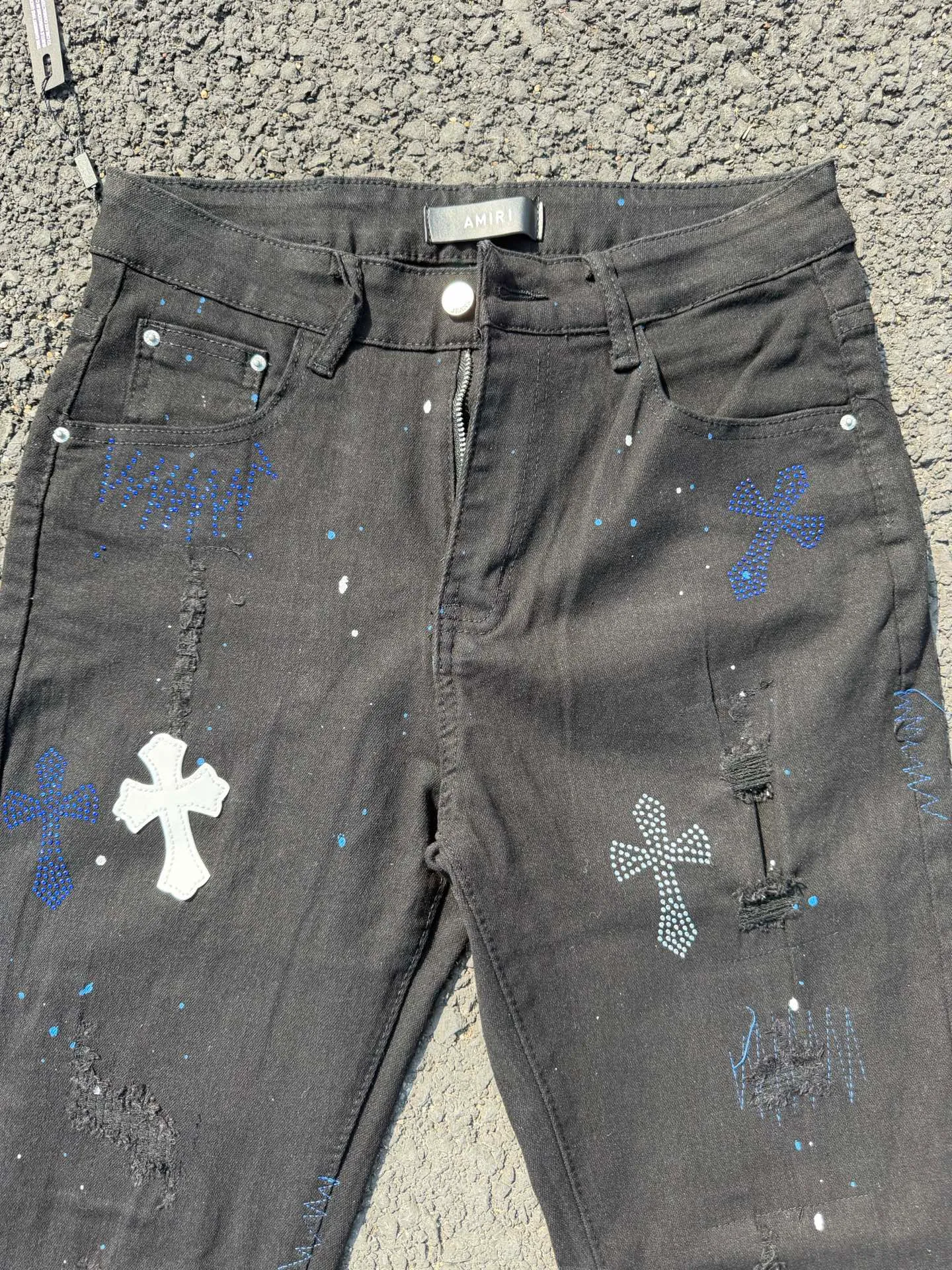 P186 💰 AMIRI popular high street jeans slim fit stretch washed knife cut trousers for men AMIRI amiri is transliterated as Emil, which is the name of the founder. Mike Amiri, the founder of amiri, grew up in Los Angeles, USA. He was influenced by local street culture and Punk Rock since he was a child, so he founded the amiri brand named after himself. A variety of trendy brand clothing meets the needs of different fashion players. Amiri clothing has novel and unique styles and is a well-known street brand in the United States. The styles and styles of many clothes are loved by many street photographers. The various clothing styles meet the dressing needs of different people, show their unique temperament, and show the trend of dressing. amiri's jeans are relatively famous. Not only do they have many styles, but the quality of the jeans is also very good. Many celebrities have also worn amiri brand jeans. Color: Picture color Size: 30, 32, 34, 36