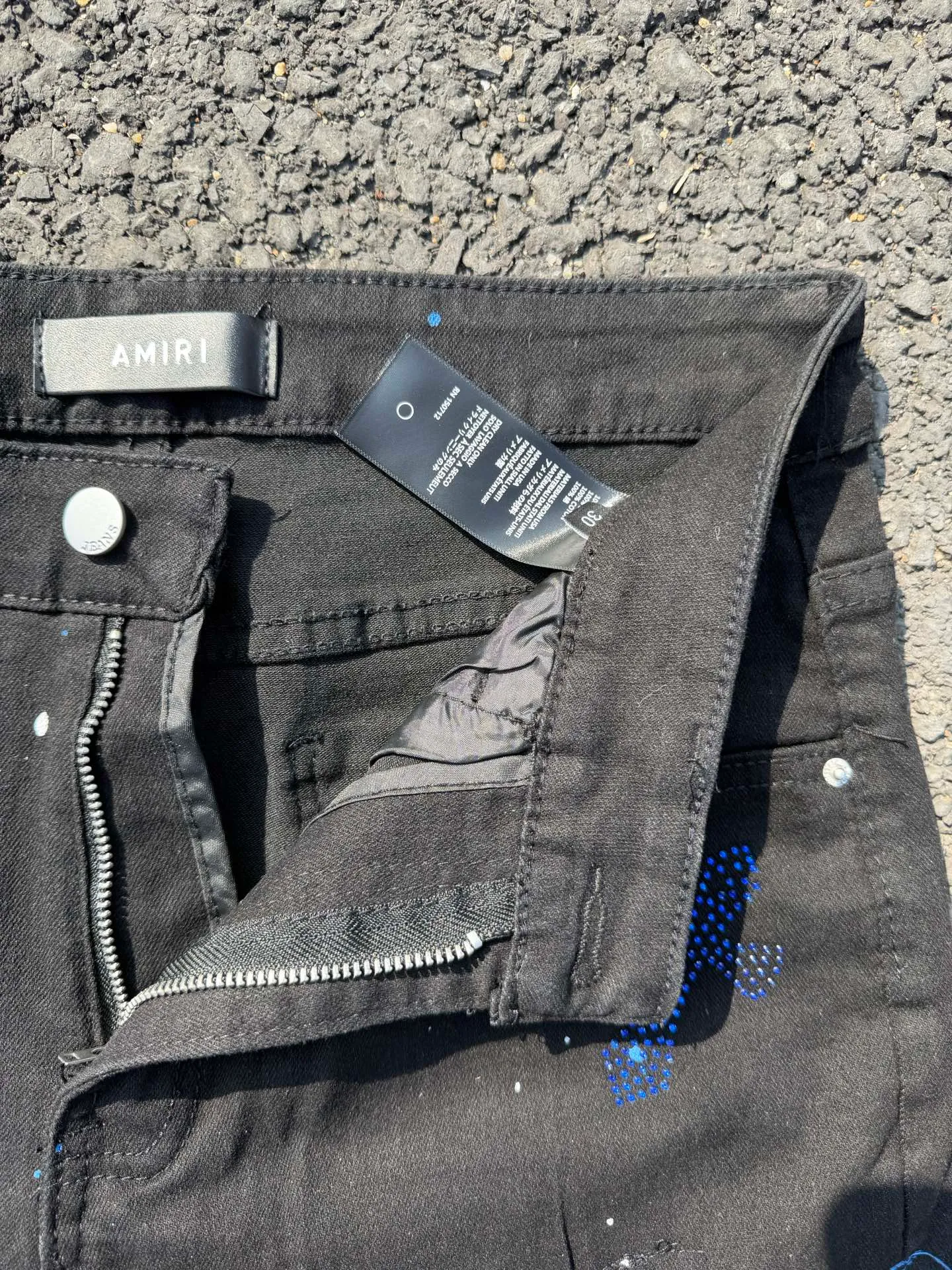 P186 💰 AMIRI popular high street jeans slim fit stretch washed knife cut trousers for men AMIRI amiri is transliterated as Emil, which is the name of the founder. Mike Amiri, the founder of amiri, grew up in Los Angeles, USA. He was influenced by local street culture and Punk Rock since he was a child, so he founded the amiri brand named after himself. A variety of trendy brand clothing meets the needs of different fashion players. Amiri clothing has novel and unique styles and is a well-known street brand in the United States. The styles and styles of many clothes are loved by many street photographers. The various clothing styles meet the dressing needs of different people, show their unique temperament, and show the trend of dressing. amiri's jeans are relatively famous. Not only do they have many styles, but the quality of the jeans is also very good. Many celebrities have also worn amiri brand jeans. Color: Picture color Size: 30, 32, 34, 36