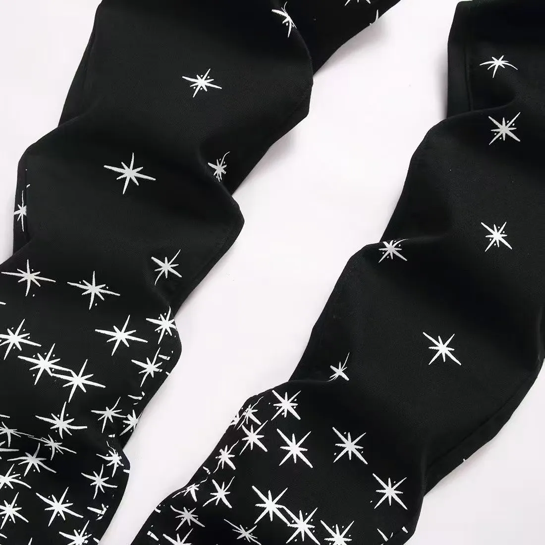 P168 💰 AMIRI patch embroidery jeans trousers AMIRI high street basic ripped tight elastic jeans trousers amiri brand jeans break the production process and cutting of the original jeans, the fabrics are softer and more comfortable Hand-sewn collar label Customized logo buttons Genuine leather tag Color: Picture color Size: 30-32-34-36