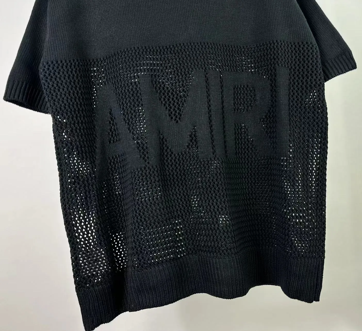 P200 AMIRI new short-sleeved sweater with jacquard logo on the front and back 🈵hollow body with heavy craftsmanship Color: Black Pearl White Size: S M L XL XXL