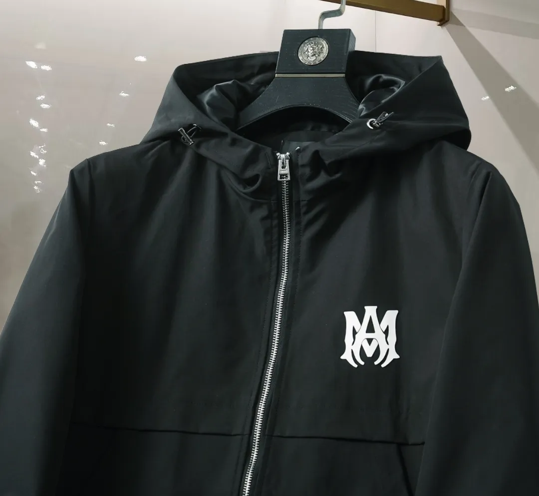P380 🌸 🌸🌸 Amiri's latest 25-year-old men's jacket, the color combination has a classic charm without losing youthful vitality, reshaping a new design style, showing a bold and confident brand design concept.  Imported fabrics, sleeves and pockets are paired with exclusive brand designs, reflecting the minimalist pursuit of quality and design. Low-key luxury fully embodies the brand image and status! The brand LOGO icon design is simple and recognizable, with a delicate and comfortable touch, excellent details, exquisite and elegant everywhere, fashionable design, a capable and stylish upper body, and full of aura! The all-over pattern and simple aesthetics are brought to the extreme, and it is a jacket that can be mixed and matched. There is no doubt that it is a must-have product for men. It is extremely practical and the color is easy to match.  Color: Picture color. Sizes: M, L, xL, xxL, xxxL