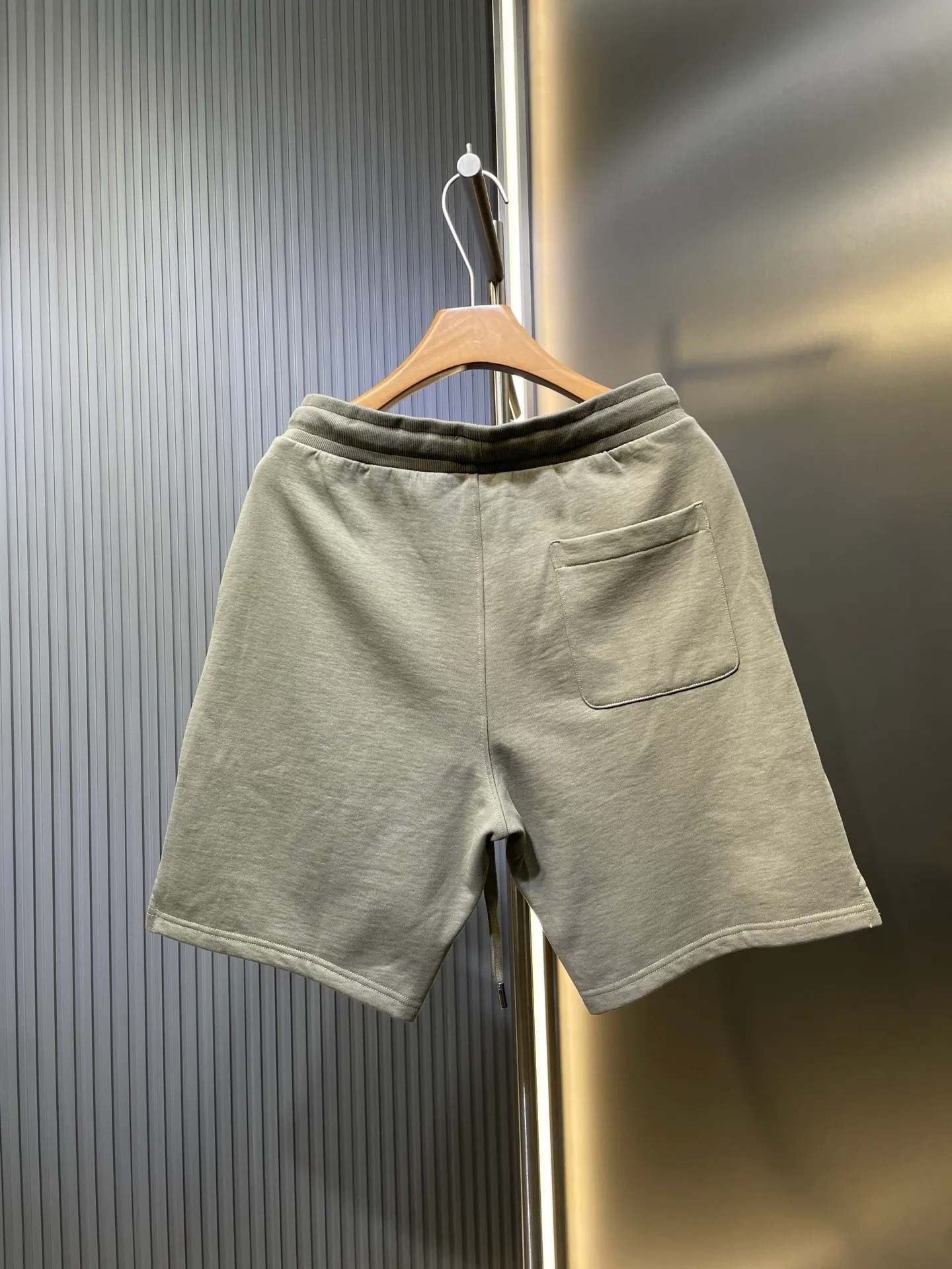 🅿️280 🌟Ami Paris [Top replica] Love embroidered shorts. Customized luxury terry sweatpants material. Full texture. Comfortable and close to the skin. Black base. The love embroidery of the same color blooms quietly. Adding brand recognition. Adding a touch of romance and sweetness to the shorts. It is the ultimate simplification of color. Versatile color. Shows taste. Process 1: Use imported machine embroidery technology. Use advanced computer control system and precision mechanical components to realize Ami. Love embroidery work with high precision and smooth and delicate lines. Process 2: Enzyme washing and softening. Use the fermentation effect produced by mixing yeast, water and mild detergent to gently treat the fabric, improving the overall softness. Accessories: Customized 1:1 Ami corns Customized 1:1 Ami hanging clock Customized 1:1 Ami trademark Version: Loose version Size: S M L XL