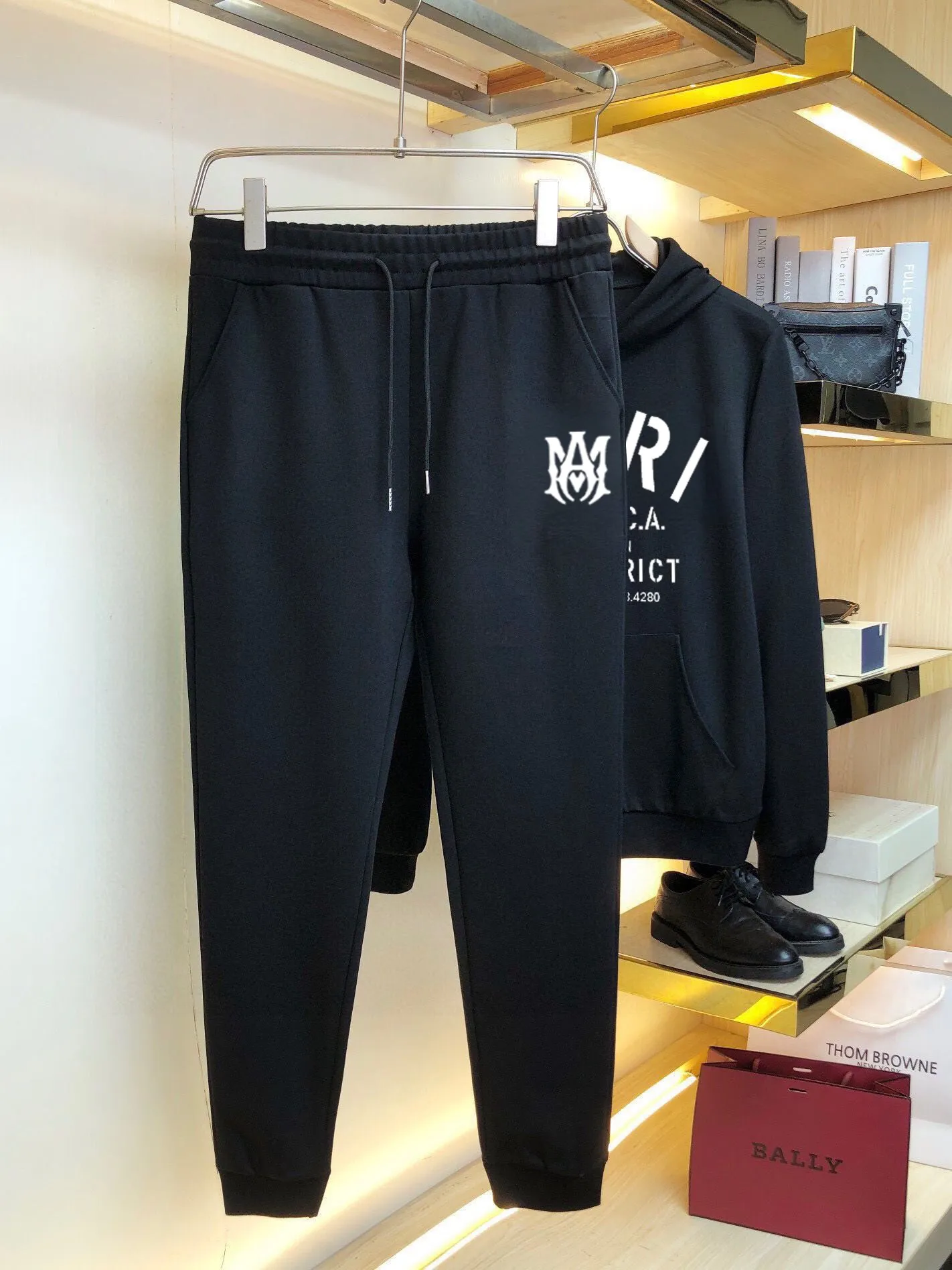 P380 💰 [AMIRI] (Gospel for Fatty) hot-selling suit is coming. Focus on the original version of the official website. 2025 new hot-selling sweatshirt suit. The original order is the best product🇭🇰. It is the meticulous work of top designers. It has a fitting and perfect upper body effect. All-natural high-quality Roman cotton 100%, close-fitting comfort, noble and elegant! Original hardware embodies elegance and nobility! Counter size: M-5XL (maximum wear up to 220 pounds)