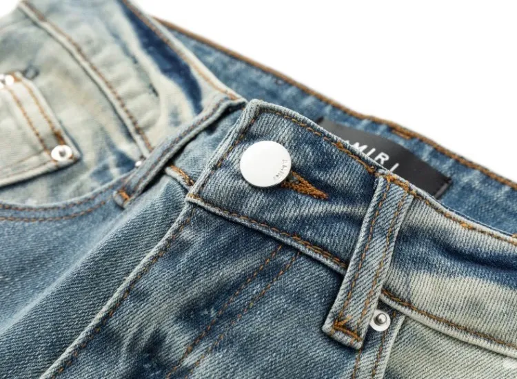 #N25 P246💰 (Top version) AMIRI hot high street jeans slim fit stretch washed knife cut trousers for men AMIRI amiri is transliterated as Emil, which is the name of the founder. Mike Amiri, the founder of amiri, grew up in Los Angeles, USA. He was influenced by local street culture and Punk Rock since he was a child, so he founded the amiri brand named after himself. A variety of trendy clothing meets the needs of different trendy players. Amiri clothing has novel and unique styles and is a well-known street brand in the United States. The styles and styles of many clothes are loved by many street photographers. The various clothing styles meet the dressing needs of different people, show their unique temperament, and show the trend of dressing. amiri's jeans are relatively famous. Not only do they have many styles, but the quality of the jeans is also very good. Many celebrities have also worn amiri brand jeans. Color: Picture color Size: 28, 30, 32, 34, 36 28 30 32 34 36 Waist 71 76 81 86 91 Qianlang 26.5 27.5 28.5 29.5 30.5 Hou Lang 37 38 39 40 41 Foot 14 14.8 15.6 16.4 17.2 Foreign Minister 100 102 104 106 107
