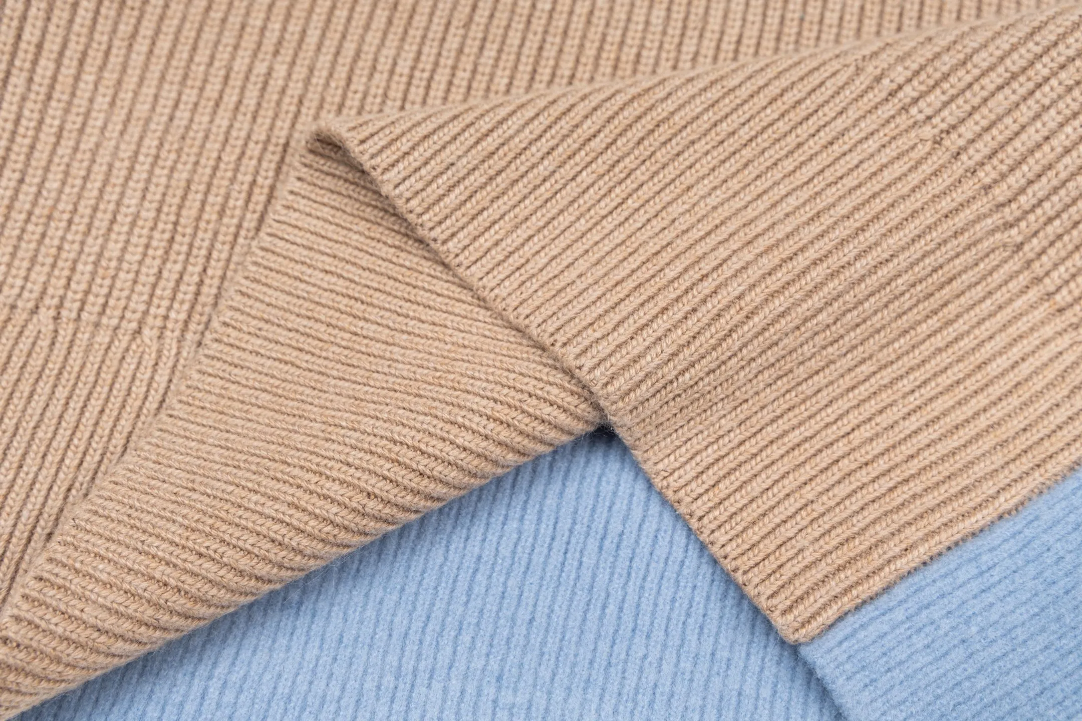 🅿️560 [Exclusive supply] Ami love towel embroidered contrasting color V-neck sweater (camel). The original version was purchased for 2,595 and developed. The fabric is made of alpaca wool to maintain a stable shape. The stitching is even and firm, and the details are meticulously handled, reflecting the brand's strict control over quality. The overall design is simple and elegant, suitable for various occasions. Whether it is business or leisure, it can show an elegant and decent style. The overall wiring is straight and delicate, the fabric is comfortable and soft, and the color is consistent without color difference. It can be matched with the same style to create a fashionable look, and can be used in various occasions. Customized accessories, complete with three standards, the same style for men and women. Size:S-M-L-XL