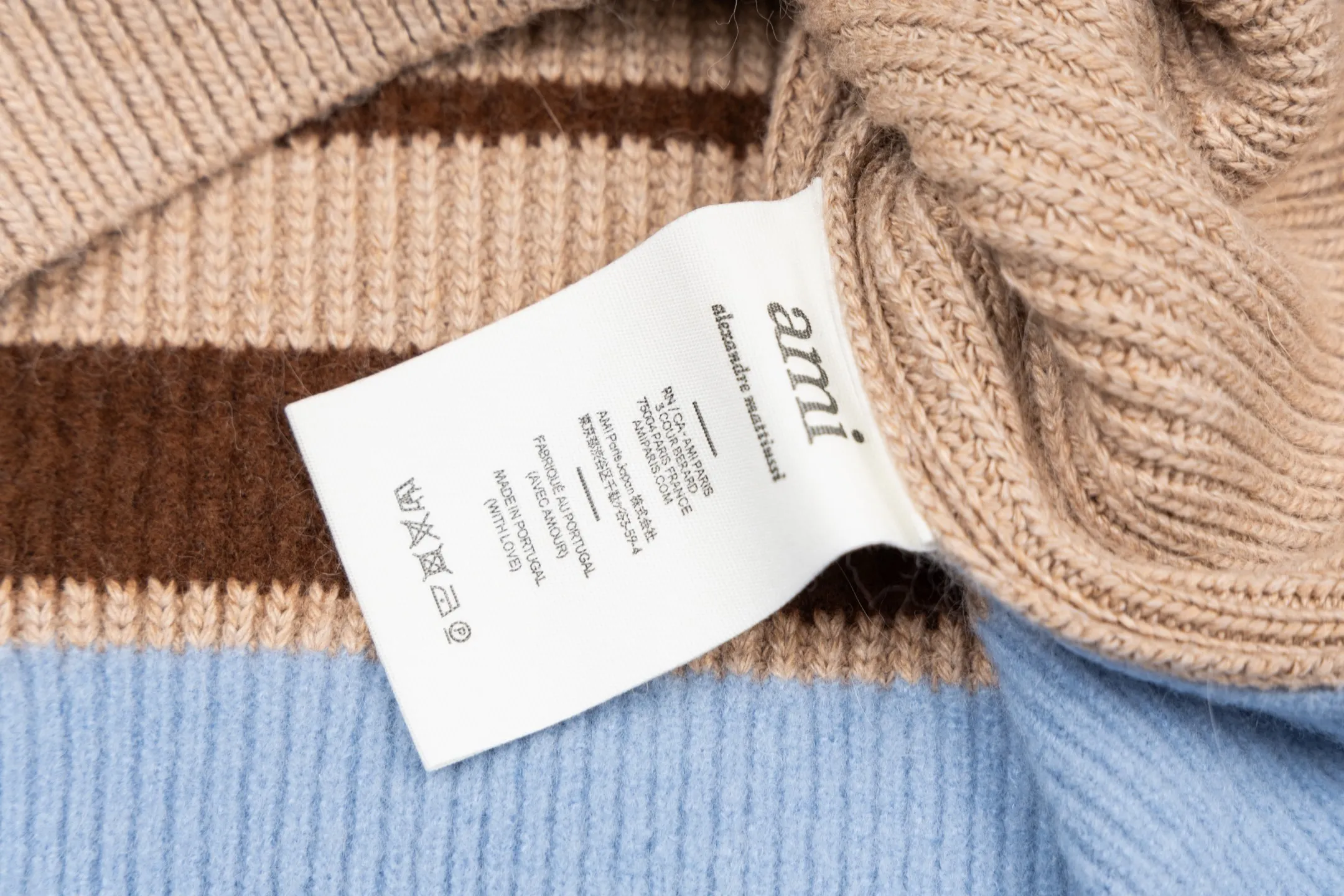 🅿️560 [Exclusive supply] Ami love towel embroidered contrasting color V-neck sweater (camel). The original version was purchased for 2,595 and developed. The fabric is made of alpaca wool to maintain a stable shape. The stitching is even and firm, and the details are meticulously handled, reflecting the brand's strict control over quality. The overall design is simple and elegant, suitable for various occasions. Whether it is business or leisure, it can show an elegant and decent style. The overall wiring is straight and delicate, the fabric is comfortable and soft, and the color is consistent without color difference. It can be matched with the same style to create a fashionable look, and can be used in various occasions. Customized accessories, complete with three standards, the same style for men and women. Size:S-M-L-XL