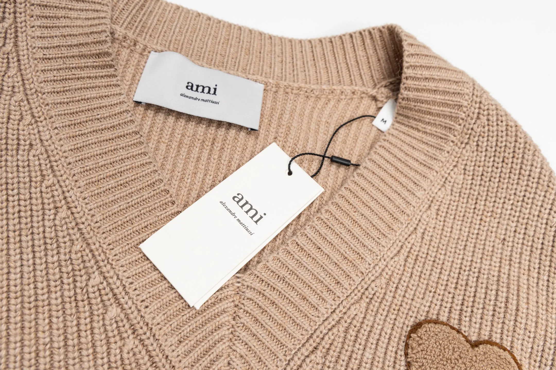 🅿️560 [Exclusive supply] Ami love towel embroidered contrasting color V-neck sweater (camel). The original version was purchased for 2,595 and developed. The fabric is made of alpaca wool to maintain a stable shape. The stitching is even and firm, and the details are meticulously handled, reflecting the brand's strict control over quality. The overall design is simple and elegant, suitable for various occasions. Whether it is business or leisure, it can show an elegant and decent style. The overall wiring is straight and delicate, the fabric is comfortable and soft, and the color is consistent without color difference. It can be matched with the same style to create a fashionable look, and can be used in various occasions. Customized accessories, complete with three standards, the same style for men and women. Size:S-M-L-XL