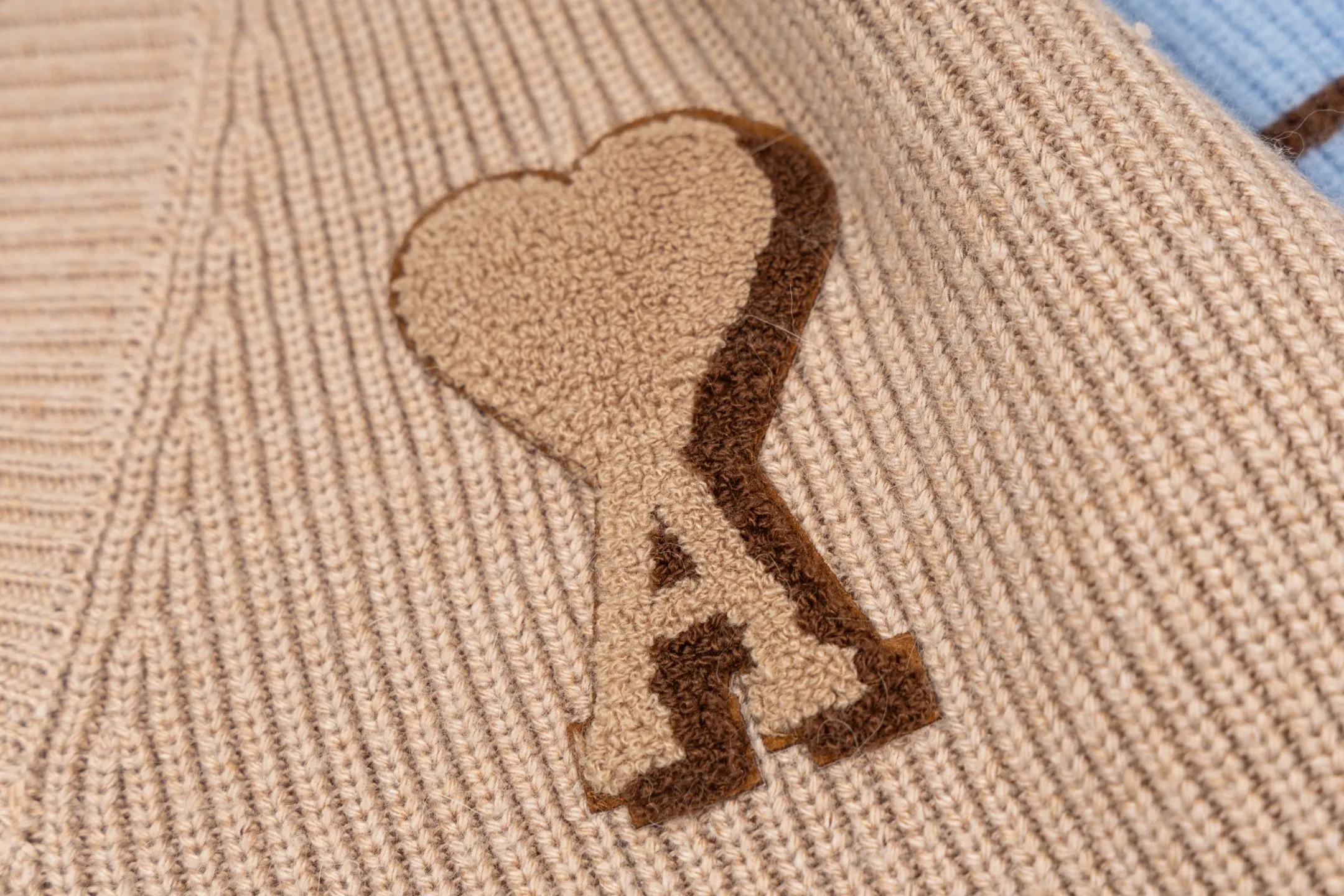 🅿️560 [Exclusive supply] Ami love towel embroidered contrasting color V-neck sweater (camel). The original version was purchased for 2,595 and developed. The fabric is made of alpaca wool to maintain a stable shape. The stitching is even and firm, and the details are meticulously handled, reflecting the brand's strict control over quality. The overall design is simple and elegant, suitable for various occasions. Whether it is business or leisure, it can show an elegant and decent style. The overall wiring is straight and delicate, the fabric is comfortable and soft, and the color is consistent without color difference. It can be matched with the same style to create a fashionable look, and can be used in various occasions. Customized accessories, complete with three standards, the same style for men and women. Size:S-M-L-XL