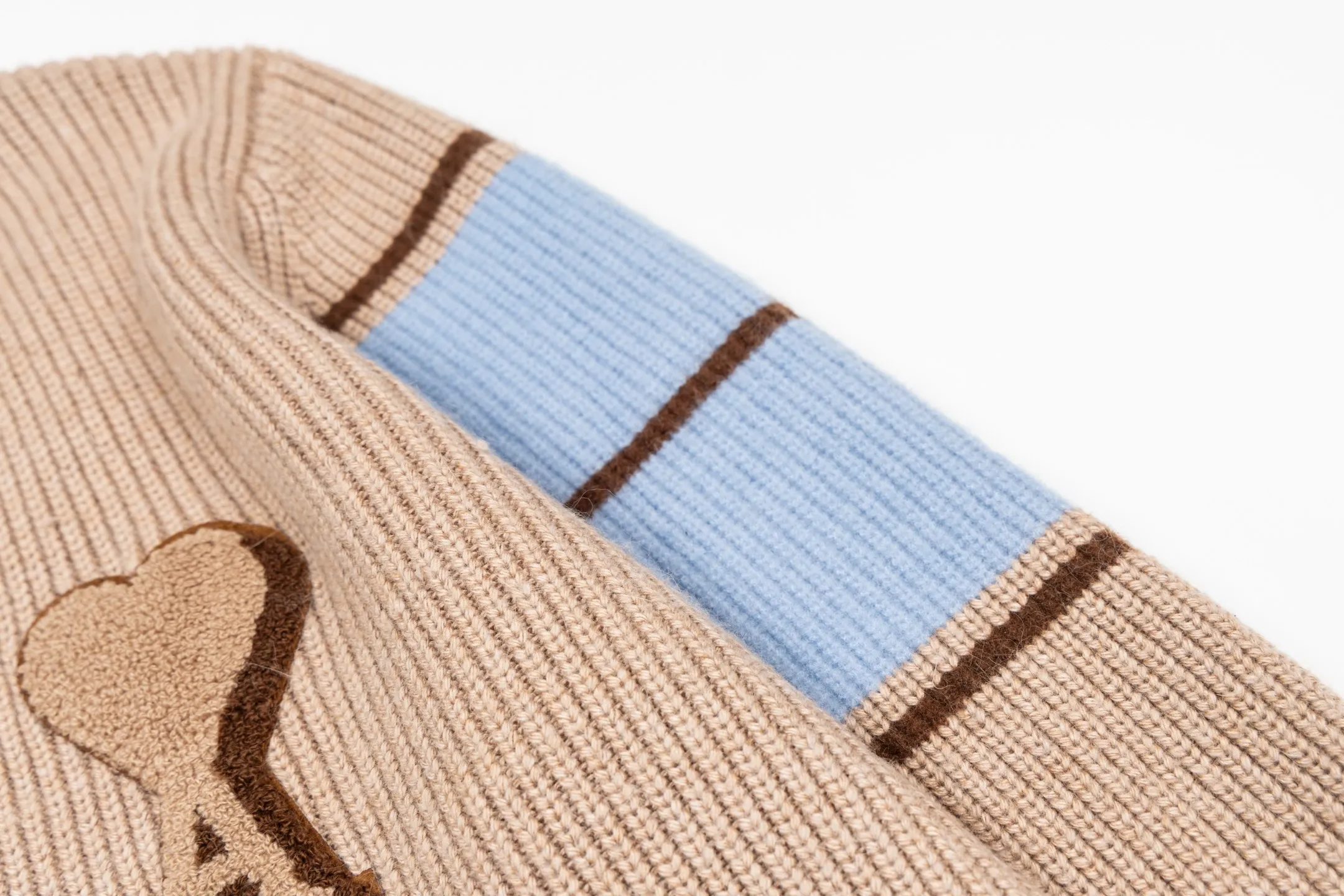 🅿️560 [Exclusive supply] Ami love towel embroidered contrasting color V-neck sweater (camel). The original version was purchased for 2,595 and developed. The fabric is made of alpaca wool to maintain a stable shape. The stitching is even and firm, and the details are meticulously handled, reflecting the brand's strict control over quality. The overall design is simple and elegant, suitable for various occasions. Whether it is business or leisure, it can show an elegant and decent style. The overall wiring is straight and delicate, the fabric is comfortable and soft, and the color is consistent without color difference. It can be matched with the same style to create a fashionable look, and can be used in various occasions. Customized accessories, complete with three standards, the same style for men and women. Size:S-M-L-XL