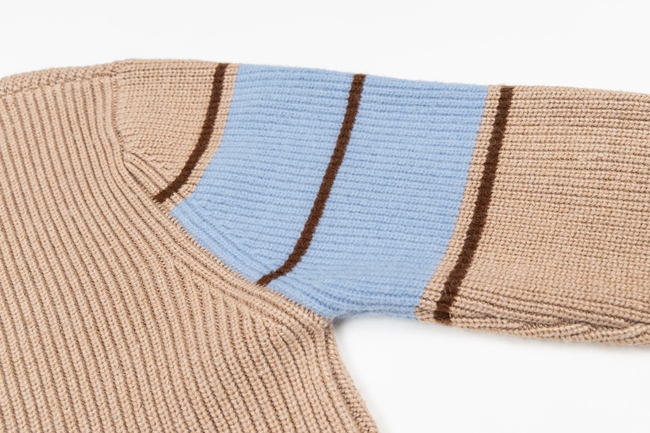 🅿️560 [Exclusive supply] Ami love towel embroidered contrasting color V-neck sweater (camel). The original version was purchased for 2,595 and developed. The fabric is made of alpaca wool to maintain a stable shape. The stitching is even and firm, and the details are meticulously handled, reflecting the brand's strict control over quality. The overall design is simple and elegant, suitable for various occasions. Whether it is business or leisure, it can show an elegant and decent style. The overall wiring is straight and delicate, the fabric is comfortable and soft, and the color is consistent without color difference. It can be matched with the same style to create a fashionable look, and can be used in various occasions. Customized accessories, complete with three standards, the same style for men and women. Size:S-M-L-XL