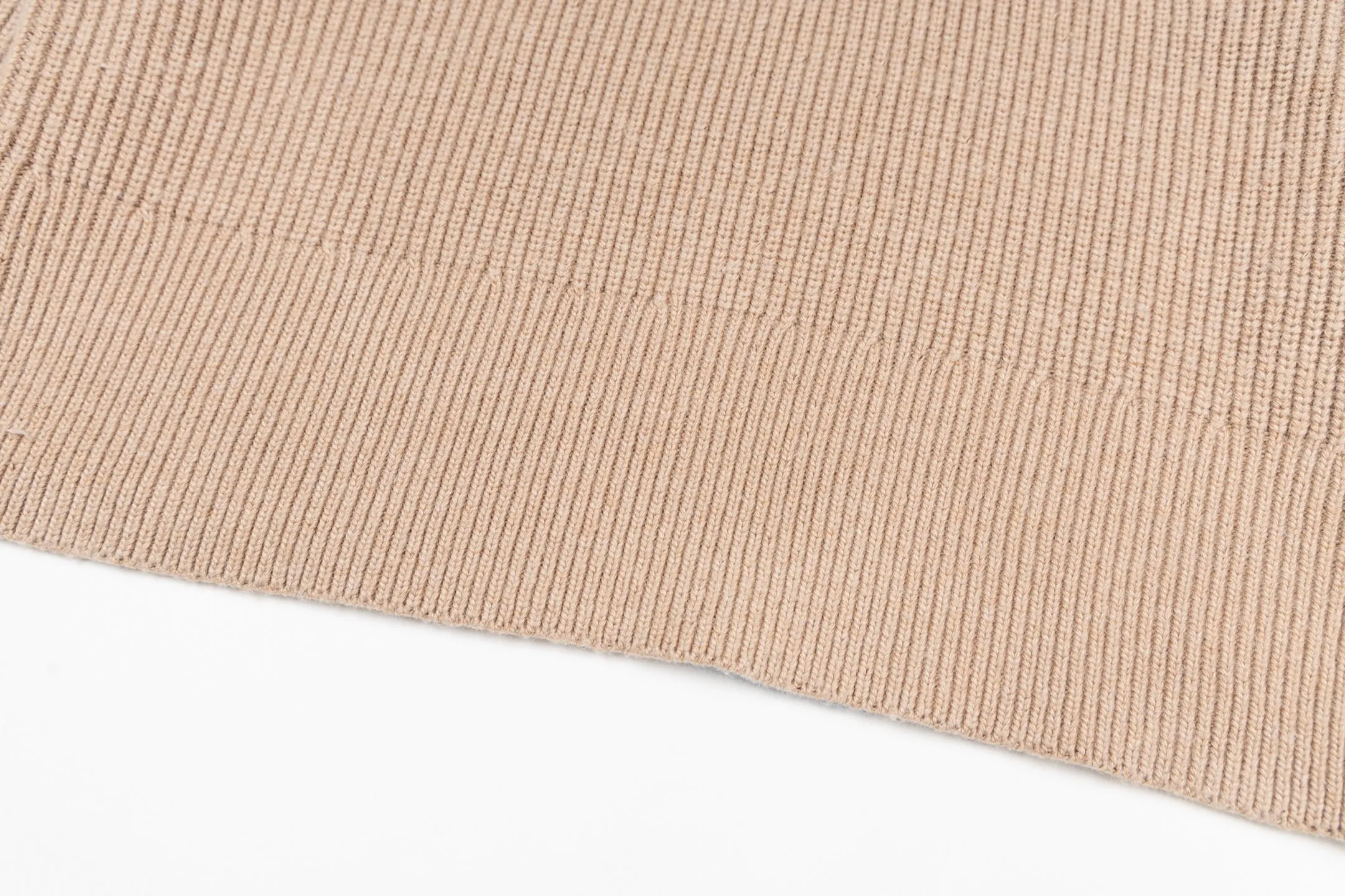 🅿️560 [Exclusive supply] Ami love towel embroidered contrasting color V-neck sweater (camel). The original version was purchased for 2,595 and developed. The fabric is made of alpaca wool to maintain a stable shape. The stitching is even and firm, and the details are meticulously handled, reflecting the brand's strict control over quality. The overall design is simple and elegant, suitable for various occasions. Whether it is business or leisure, it can show an elegant and decent style. The overall wiring is straight and delicate, the fabric is comfortable and soft, and the color is consistent without color difference. It can be matched with the same style to create a fashionable look, and can be used in various occasions. Customized accessories, complete with three standards, the same style for men and women. Size:S-M-L-XL