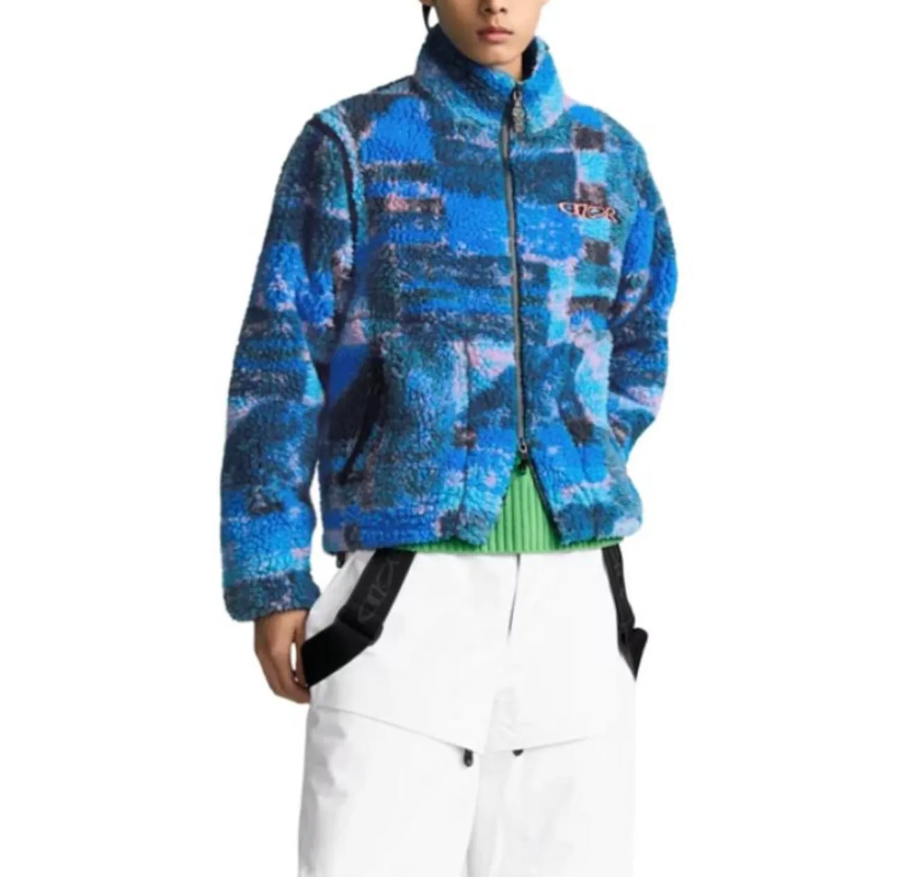 Official website size chart DIOR 24ss new zipper jacket comes from the DIOR AND LEWIS HAMILTON limited series. Crafted from blue technical fleece, it features DIOR AND LEWIS HAMILTON embroidery on the chest and back, a graphic nod to the Dior name. Wear it with jeans for a fresh, colorful look. Size: S.M.L.XL.