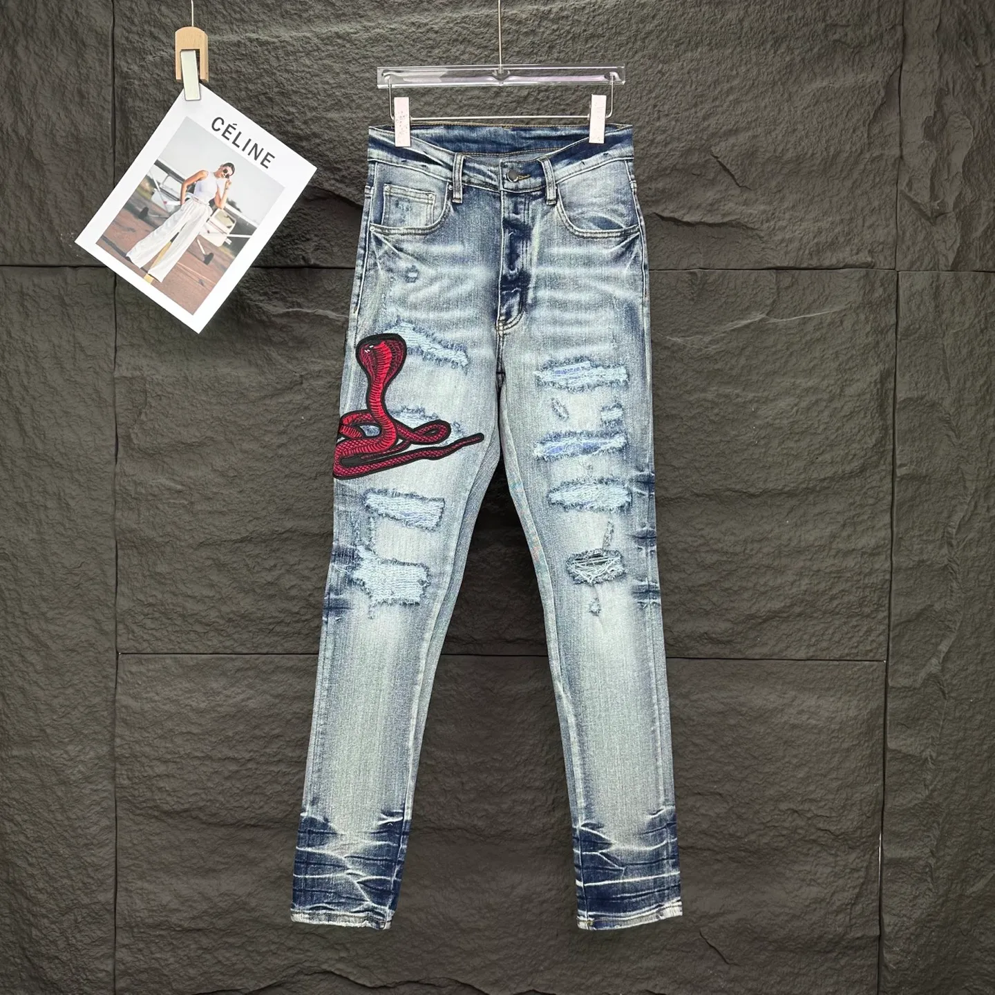 P250 AMIRI 2025 new limited edition embroidered cobra 🐍 Couple style washed stretch jeans 🔥High version 🔥High version 🔥 Top ceiling quality Styles with different washed textures are very friendly to people with thin legs and thick legs. The straight and slim version is very flattering to the leg shape. Moderate length that never goes out of style, easy and casual to match, basic styling for various styles, a must-have in the wardrobe! There are multiple embroidered badges on the trouser legs, making them look more workmanlike and eye-catching! The fabric is stiff but also makes the upper body soft without losing texture. The washing process is even more perfect. It is a must-have item for everyone! ! ! Washed wheat, hang tag, pants label, complete with three labels Color: blue embroidery, red embroidery Size: 28, 30, 32, 34, 36 (five sizes)