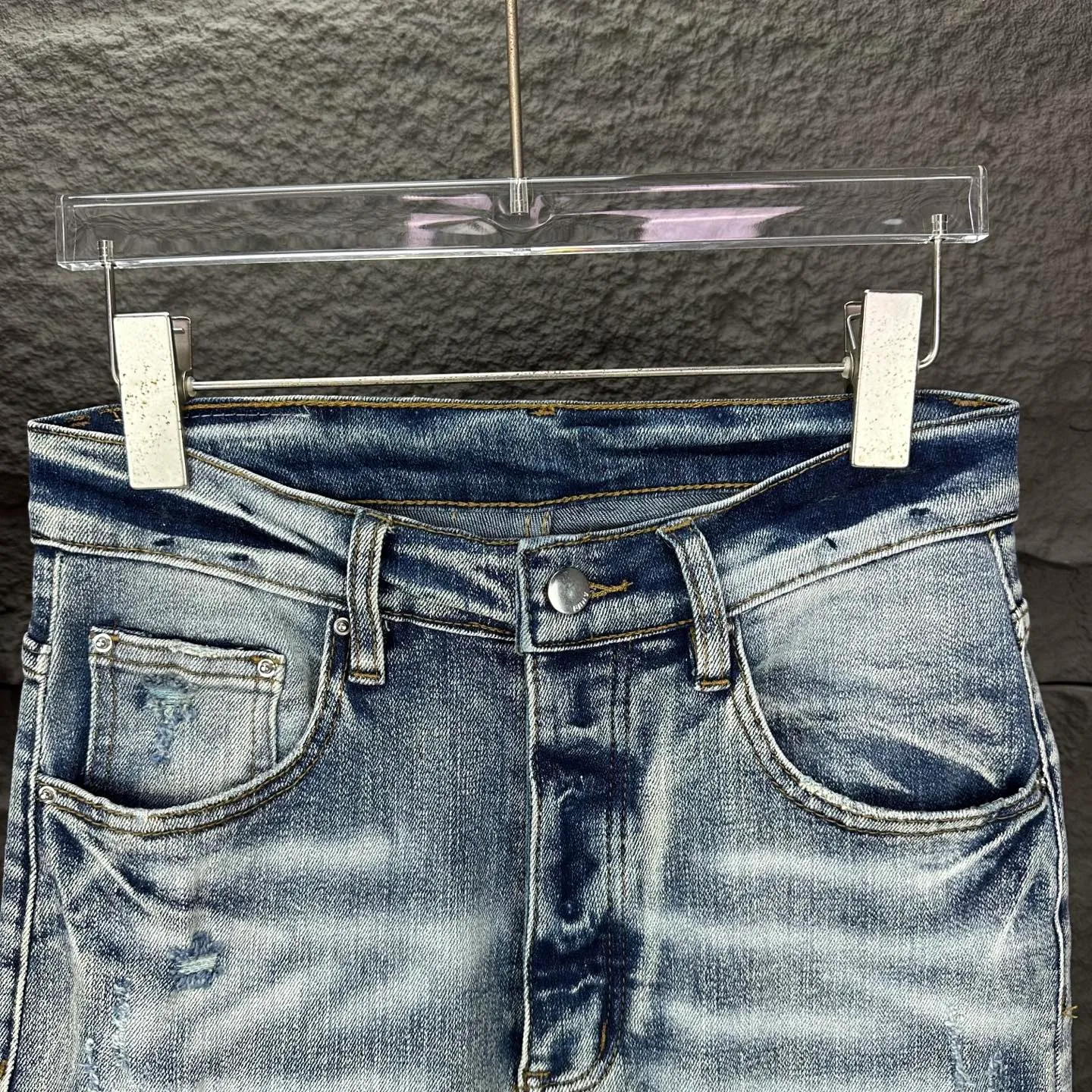 P250 AMIRI 2025 new limited edition embroidered cobra 🐍 Couple style washed stretch jeans 🔥High version 🔥High version 🔥 Top ceiling quality Styles with different washed textures are very friendly to people with thin legs and thick legs. The straight and slim version is very flattering to the leg shape. Moderate length that never goes out of style, easy and casual to match, basic styling for various styles, a must-have in the wardrobe! There are multiple embroidered badges on the trouser legs, making them look more workmanlike and eye-catching! The fabric is stiff but also makes the upper body soft without losing texture. The washing process is even more perfect. It is a must-have item for everyone! ! ! Washed wheat, hang tag, pants label, complete with three labels Color: blue embroidery, red embroidery Size: 28, 30, 32, 34, 36 (five sizes)