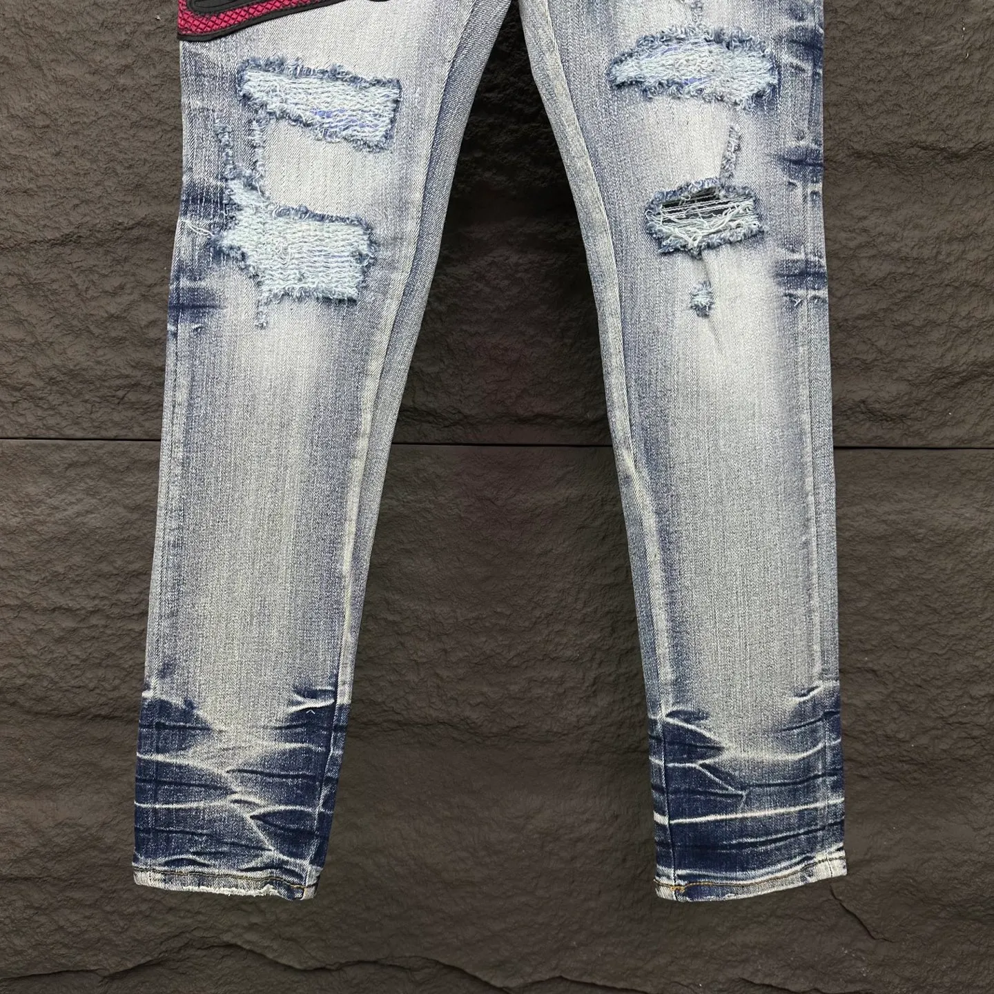 P250 AMIRI 2025 new limited edition embroidered cobra 🐍 Couple style washed stretch jeans 🔥High version 🔥High version 🔥 Top ceiling quality Styles with different washed textures are very friendly to people with thin legs and thick legs. The straight and slim version is very flattering to the leg shape. Moderate length that never goes out of style, easy and casual to match, basic styling for various styles, a must-have in the wardrobe! There are multiple embroidered badges on the trouser legs, making them look more workmanlike and eye-catching! The fabric is stiff but also makes the upper body soft without losing texture. The washing process is even more perfect. It is a must-have item for everyone! ! ! Washed wheat, hang tag, pants label, complete with three labels Color: blue embroidery, red embroidery Size: 28, 30, 32, 34, 36 (five sizes)