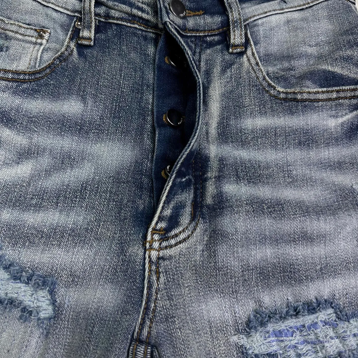 P250 AMIRI 2025 new limited edition embroidered cobra 🐍 Couple style washed stretch jeans 🔥High version 🔥High version 🔥 Top ceiling quality Styles with different washed textures are very friendly to people with thin legs and thick legs. The straight and slim version is very flattering to the leg shape. Moderate length that never goes out of style, easy and casual to match, basic styling for various styles, a must-have in the wardrobe! There are multiple embroidered badges on the trouser legs, making them look more workmanlike and eye-catching! The fabric is stiff but also makes the upper body soft without losing texture. The washing process is even more perfect. It is a must-have item for everyone! ! ! Washed wheat, hang tag, pants label, complete with three labels Color: blue embroidery, red embroidery Size: 28, 30, 32, 34, 36 (five sizes)